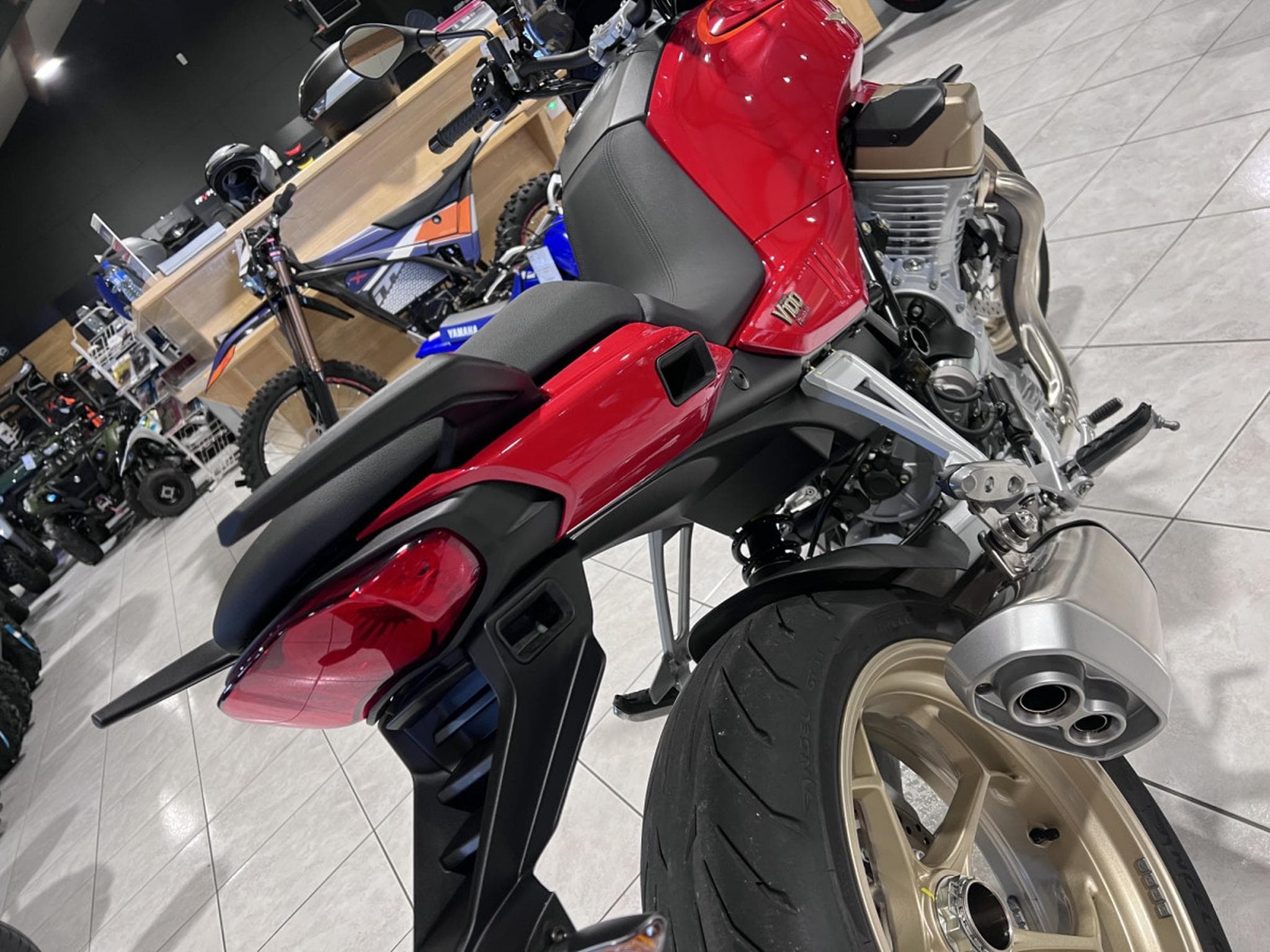 Moto Guzzi V100 MANDELLO ROSSO MAGMA (2024) - Foto 4