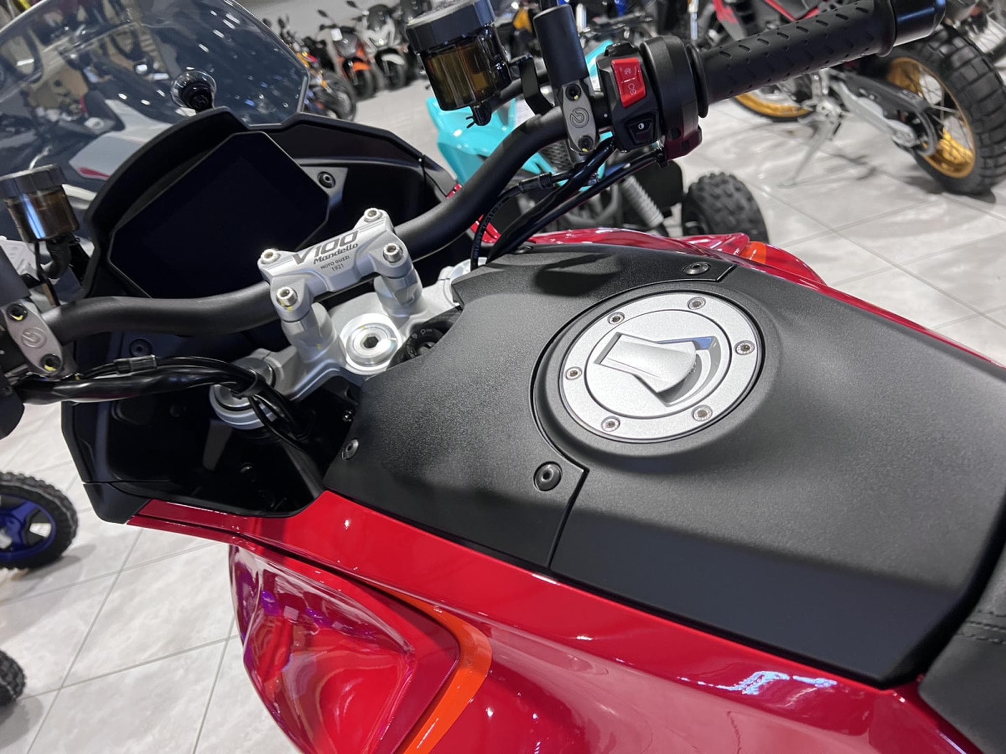 Moto Guzzi V100 MANDELLO ROSSO MAGMA (2024) - Foto 5