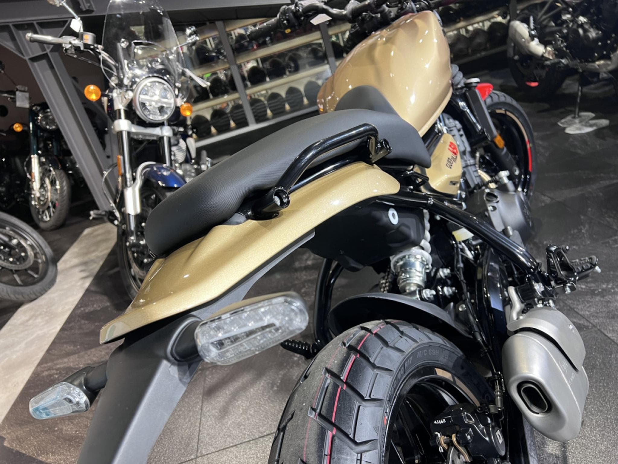 Royal Enfield Guerrilla 450 GOLD DIP (2026) - Foto 5