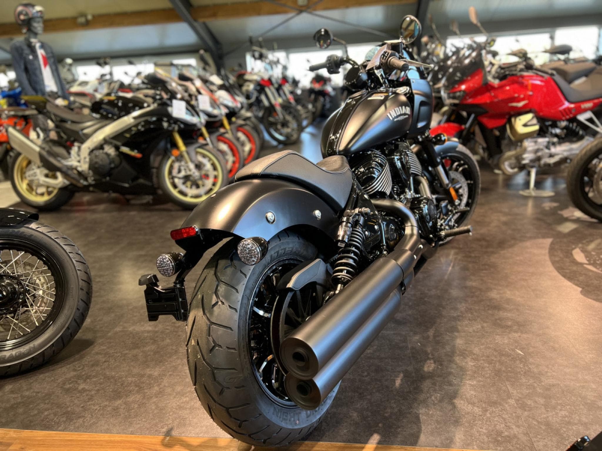 Indian Sport Chief 1900 Black Smoke (2026) - Foto 3