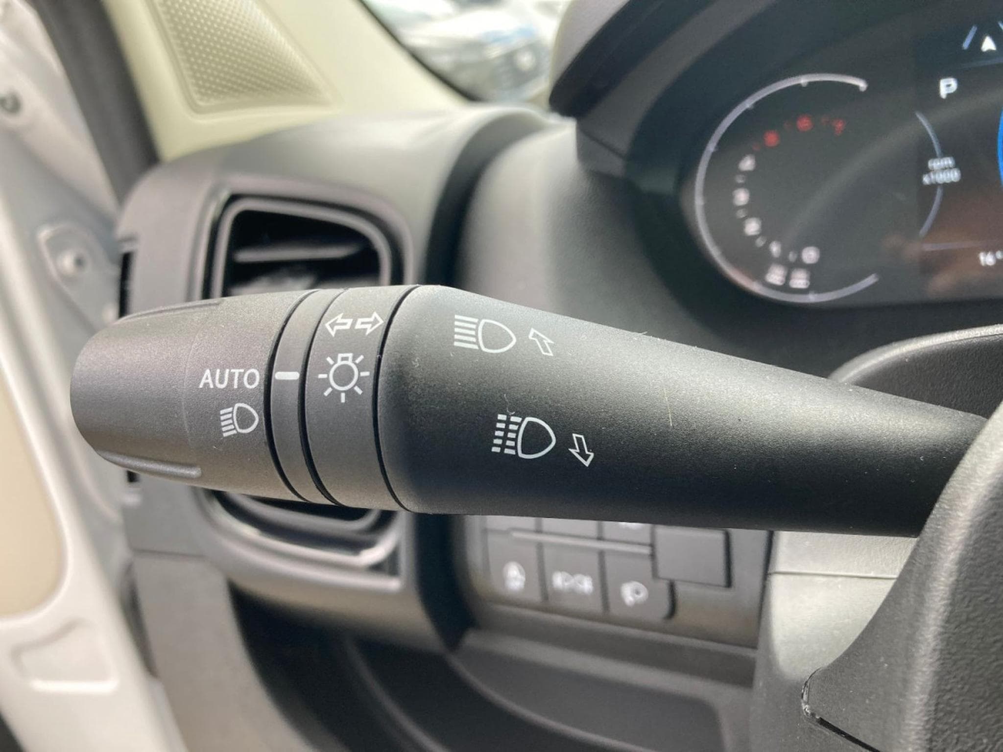 Peugeot Boxer 2.2 BlueHDI 140 EAT8 L3H2 (2025) - Foto 13