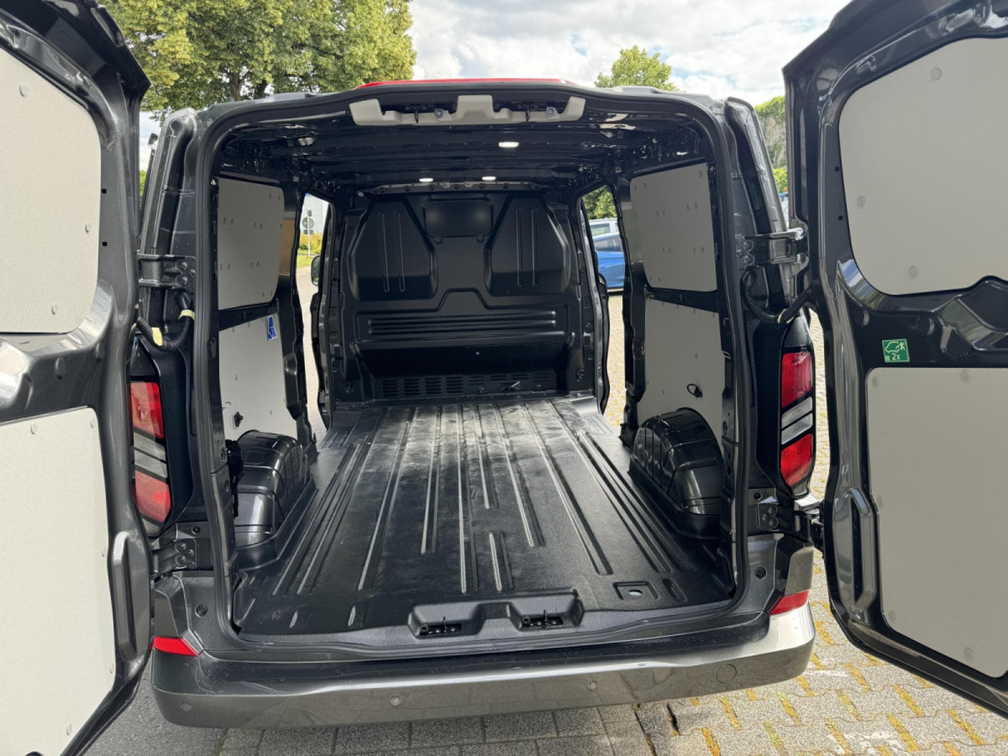 Ford Transit 2.0 ECOBLUE 170 BVA L2H1 Limitited (2025) - Foto 23