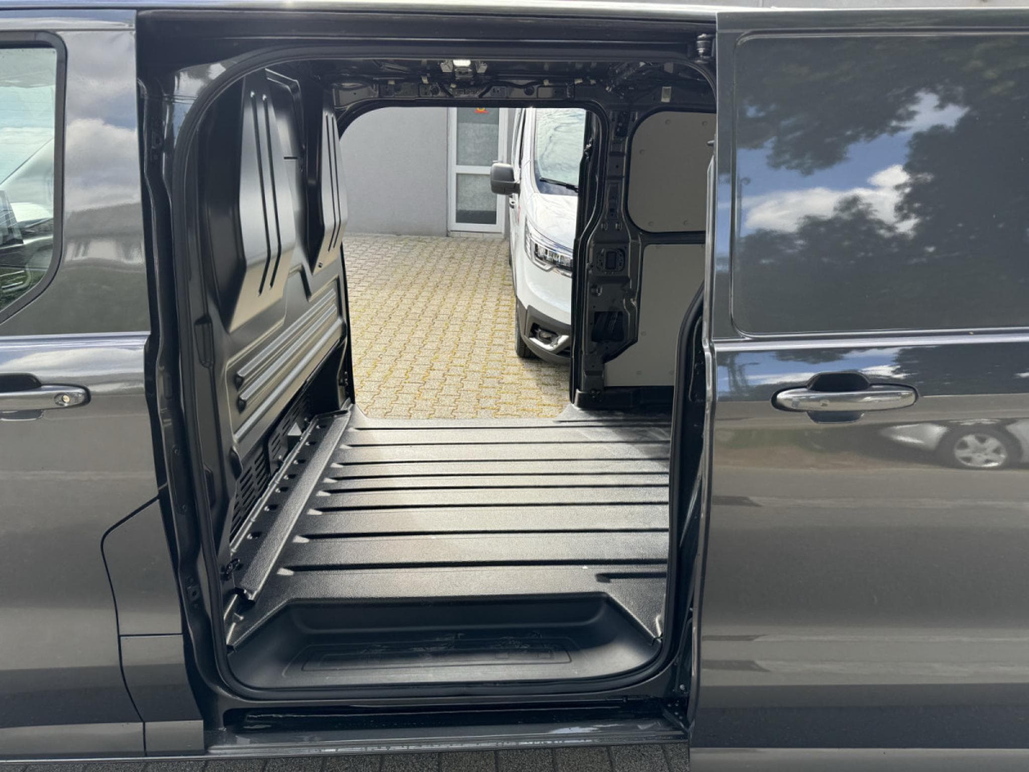 Ford Transit 2.0 ECOBLUE 170 BVA L2H1 Limitited (2025) - Foto 24