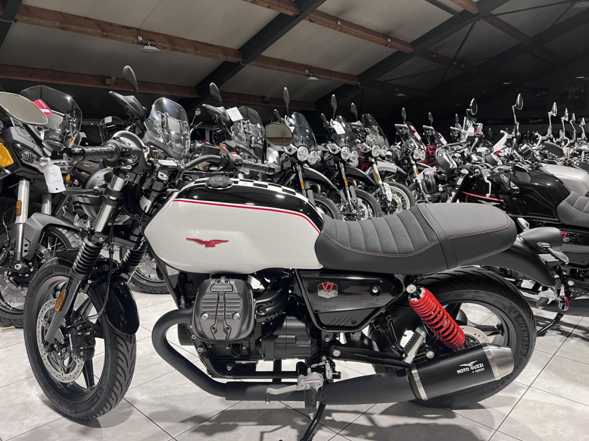 Moto Guzzi V7 TEN (2026) - Photo 3