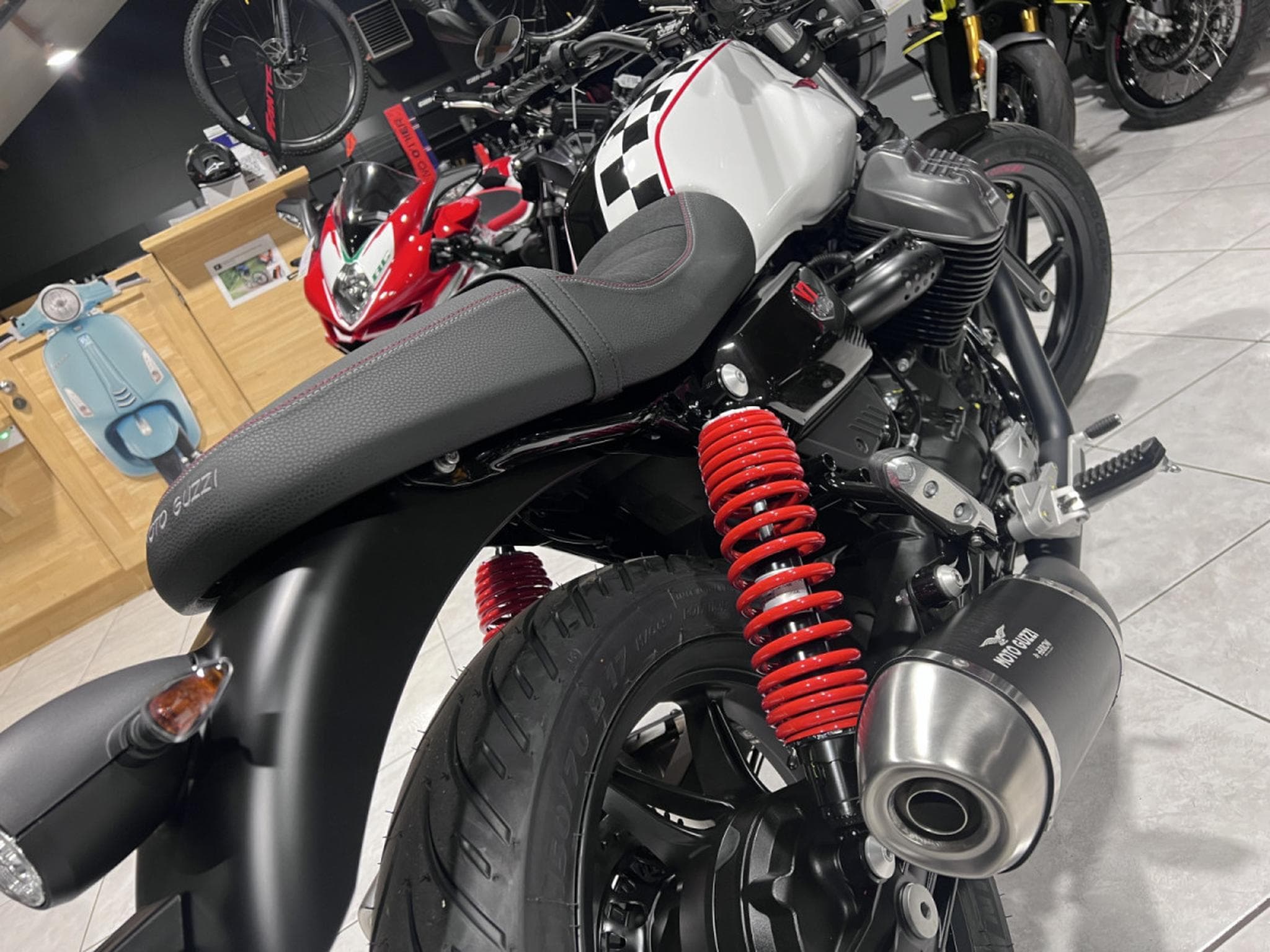 Moto Guzzi V7 TEN (2026) - Photo 4