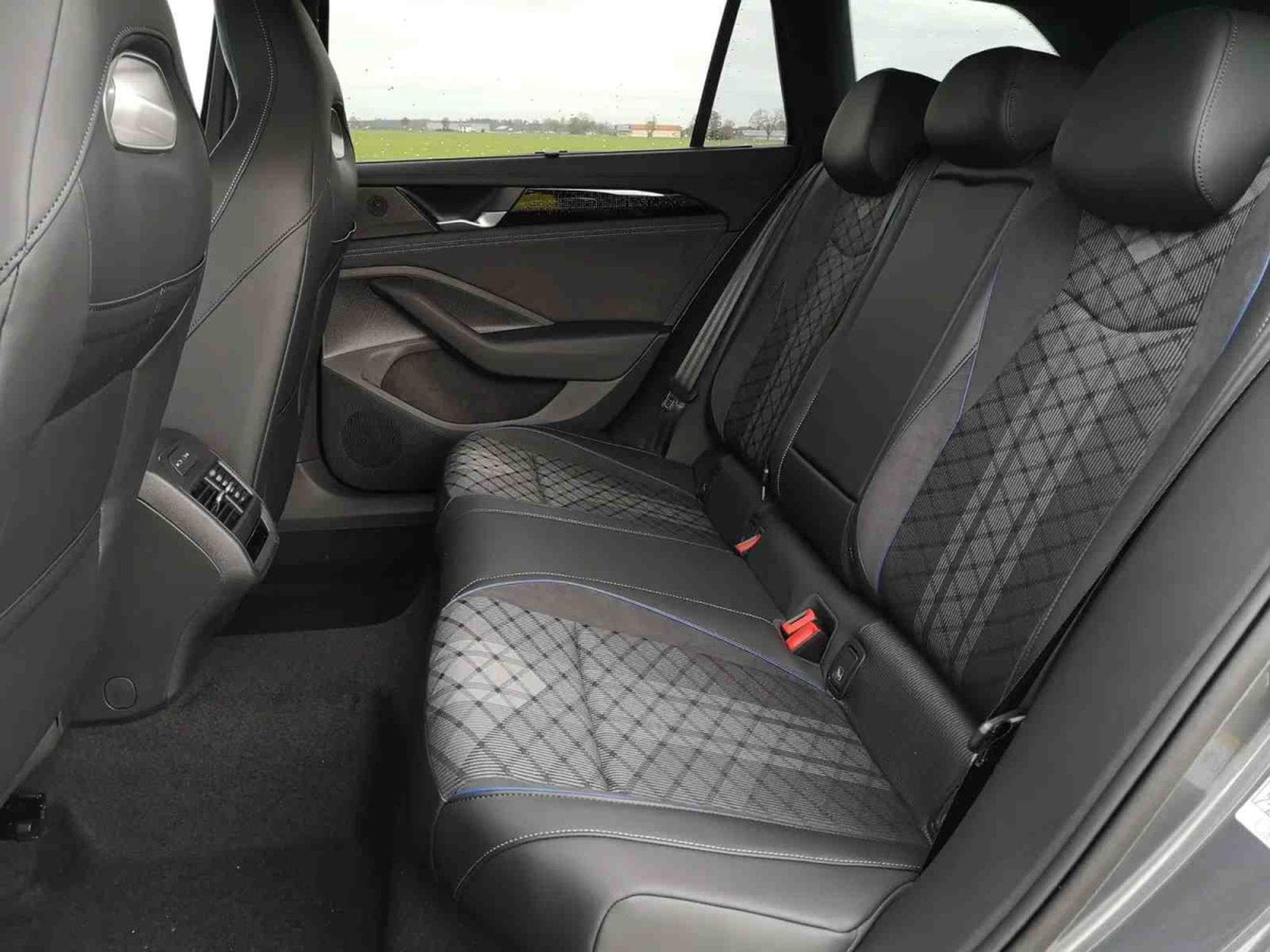 VW Passat 2.0 TDI 193 DSG 4 Motion R-Line (2026) - Photo 8