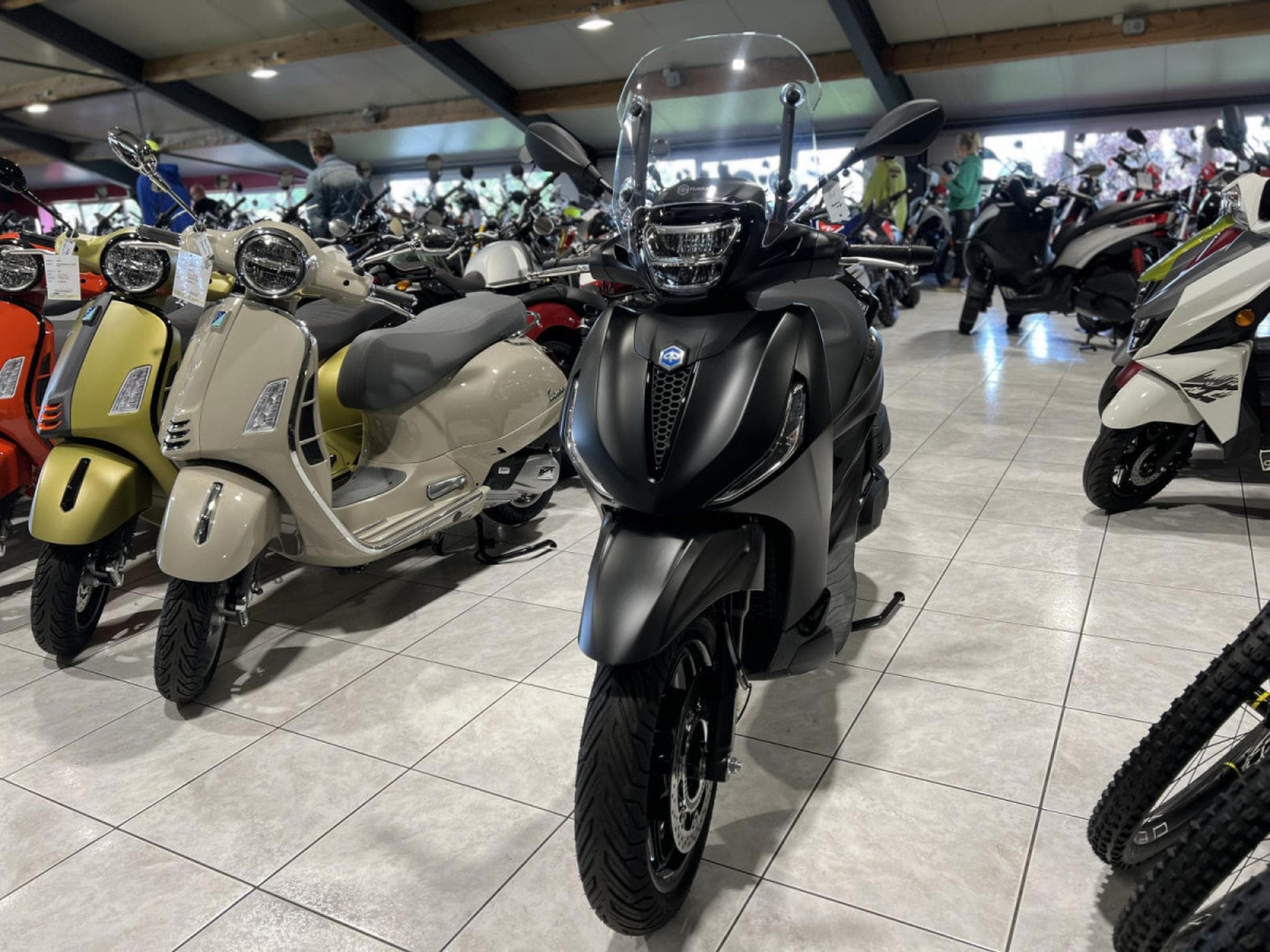 Piaggio Beverly DEEP BLACK (2026) - Photo 2