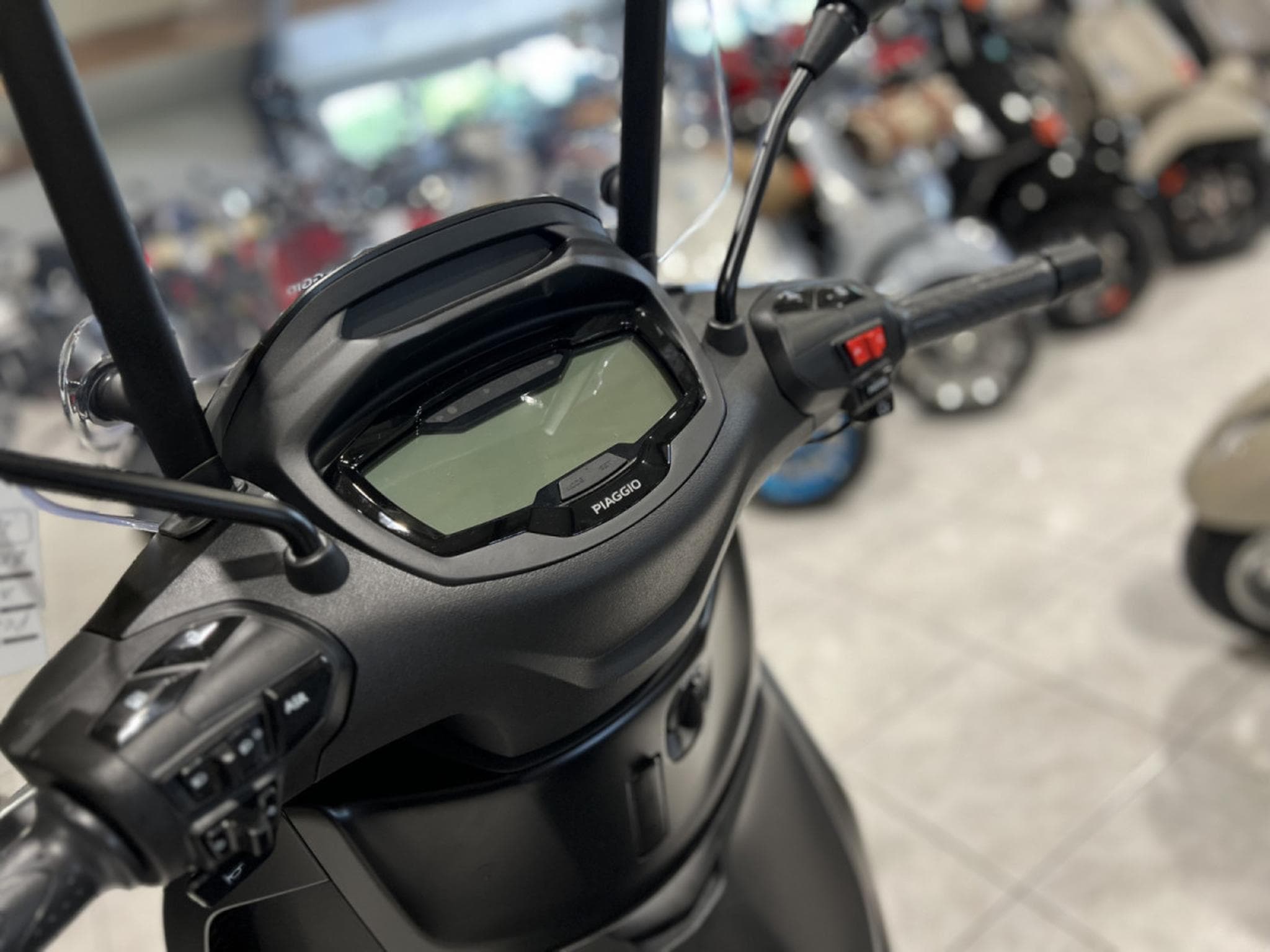 Piaggio Beverly DEEP BLACK (2026) - Photo 5