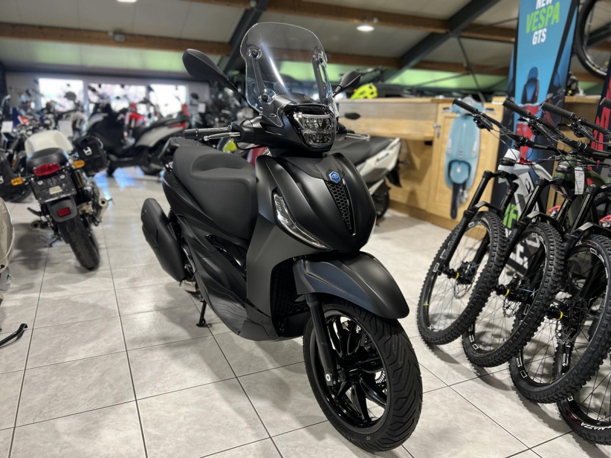 Piaggio Beverly DEEP BLACK (2026) - Photo 6