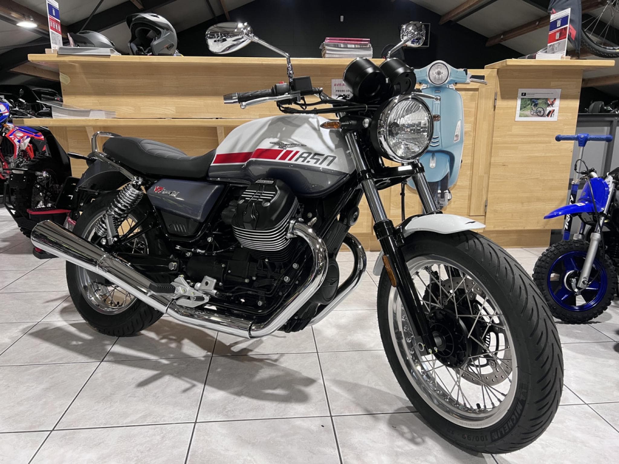 Moto Guzzi V7 SPECIAL (2025) - Photo 6