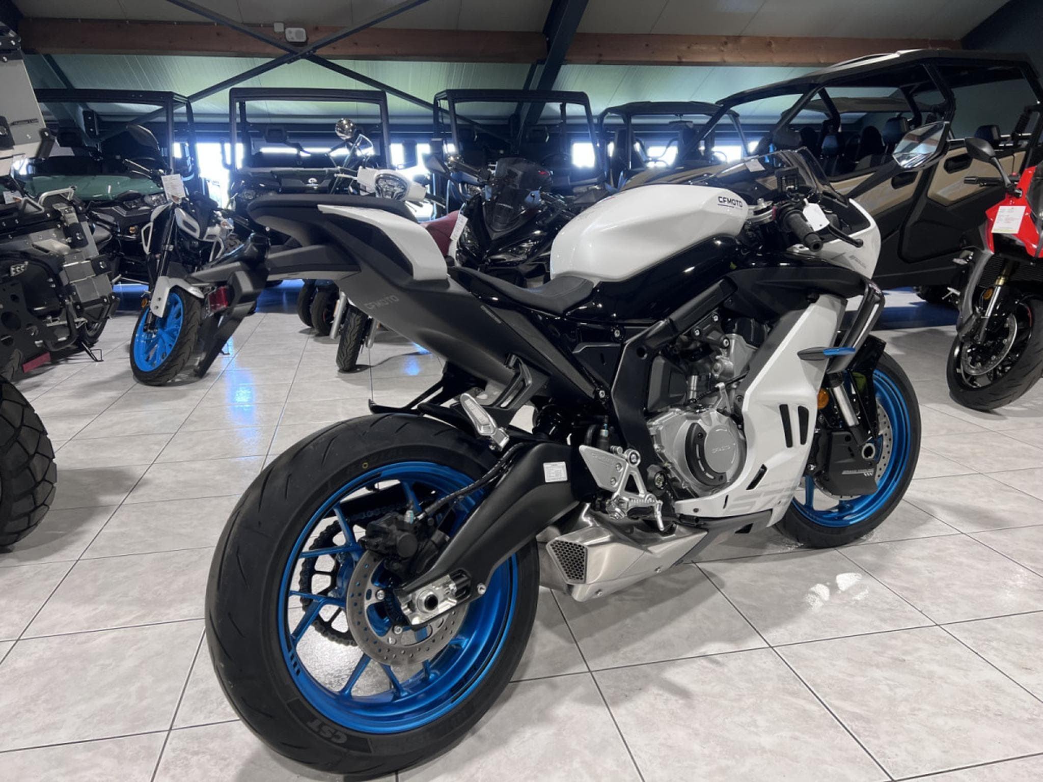 CF Moto 675 SR-R (2025) - Photo 3