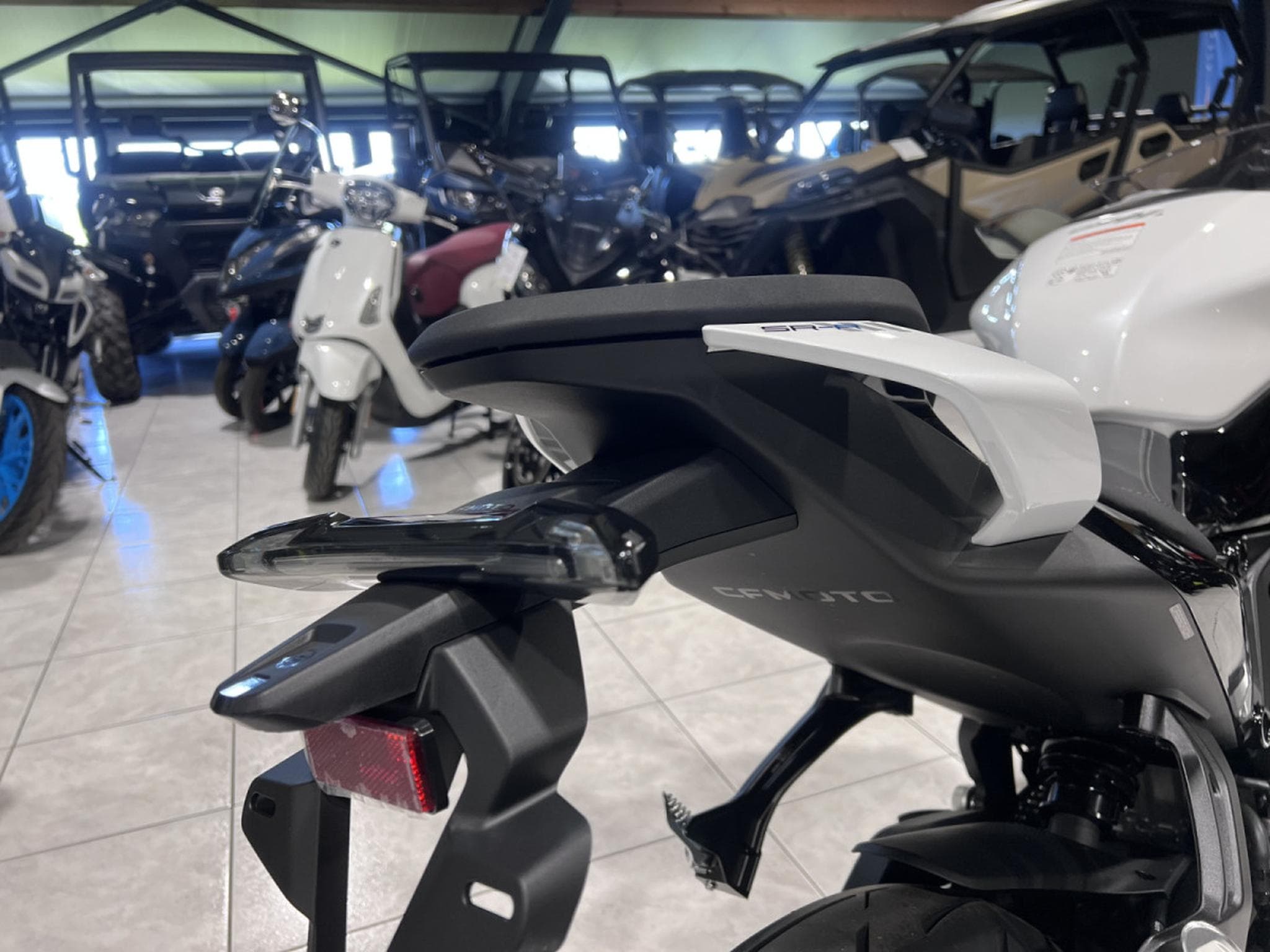 CF Moto 675 SR-R (2025) - Photo 5