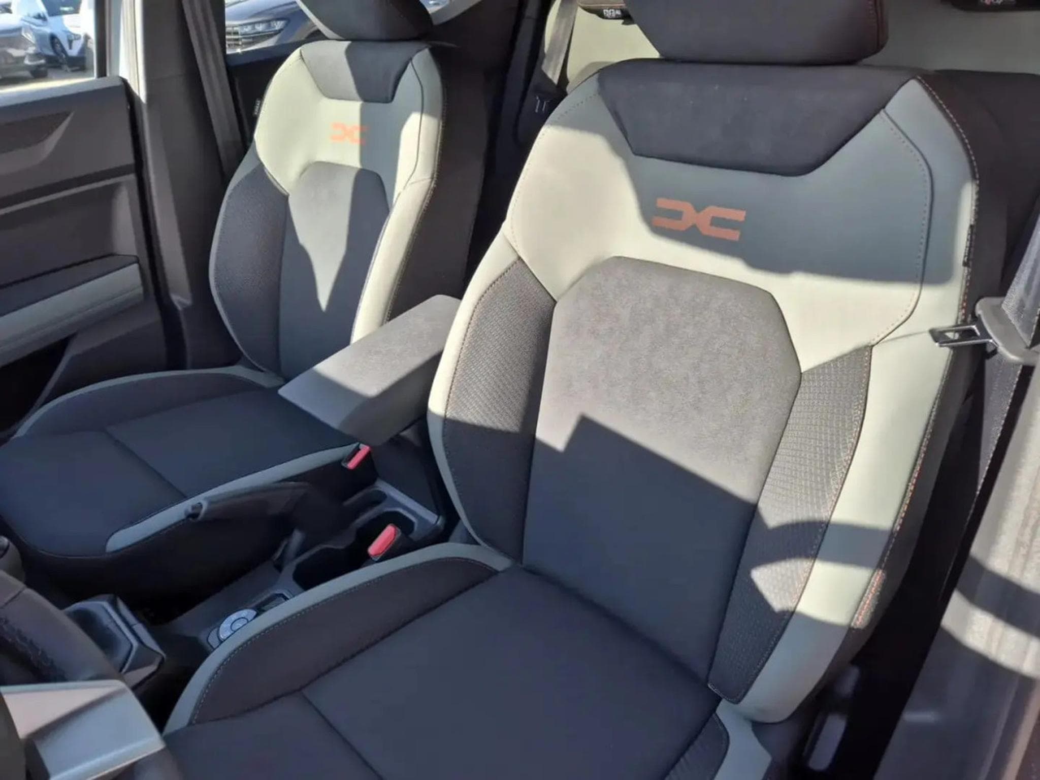 Dacia Duster 1.2 TCe 130 4x4 Extreme (2025) - Photo 19