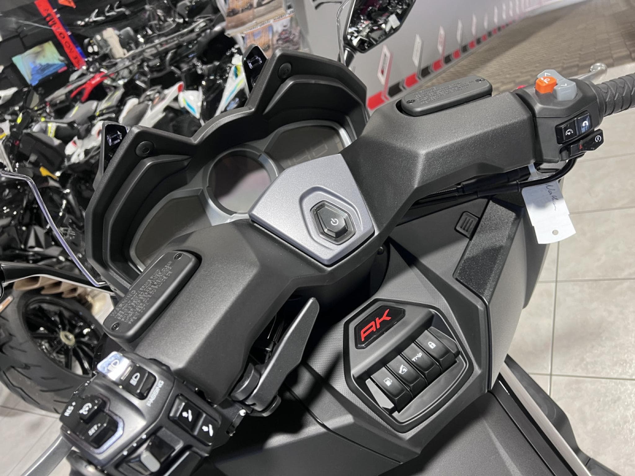 Kymco AK Premium immatriculee 0 kilometres (2026) - Foto 6