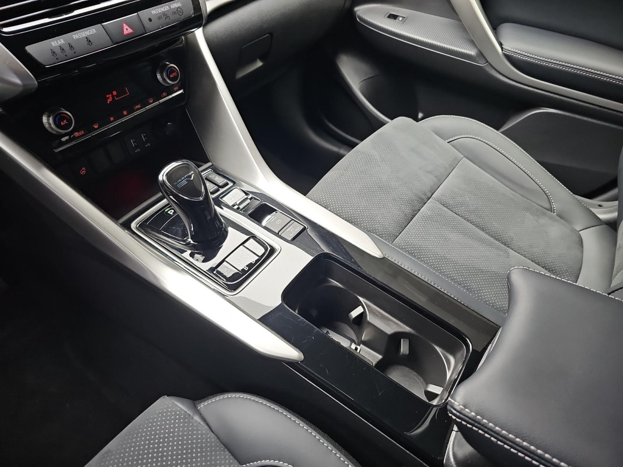 Mitsubishi Eclipse Cross 2.4 MIVEC PHEV CVT Select (2025) - Photo 11