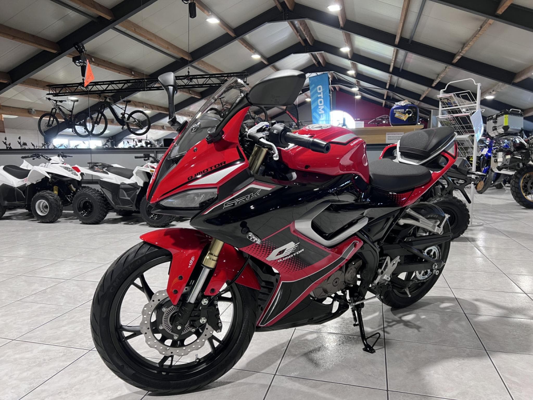 QJmotor SRK 125 R (2026) - Photo 2