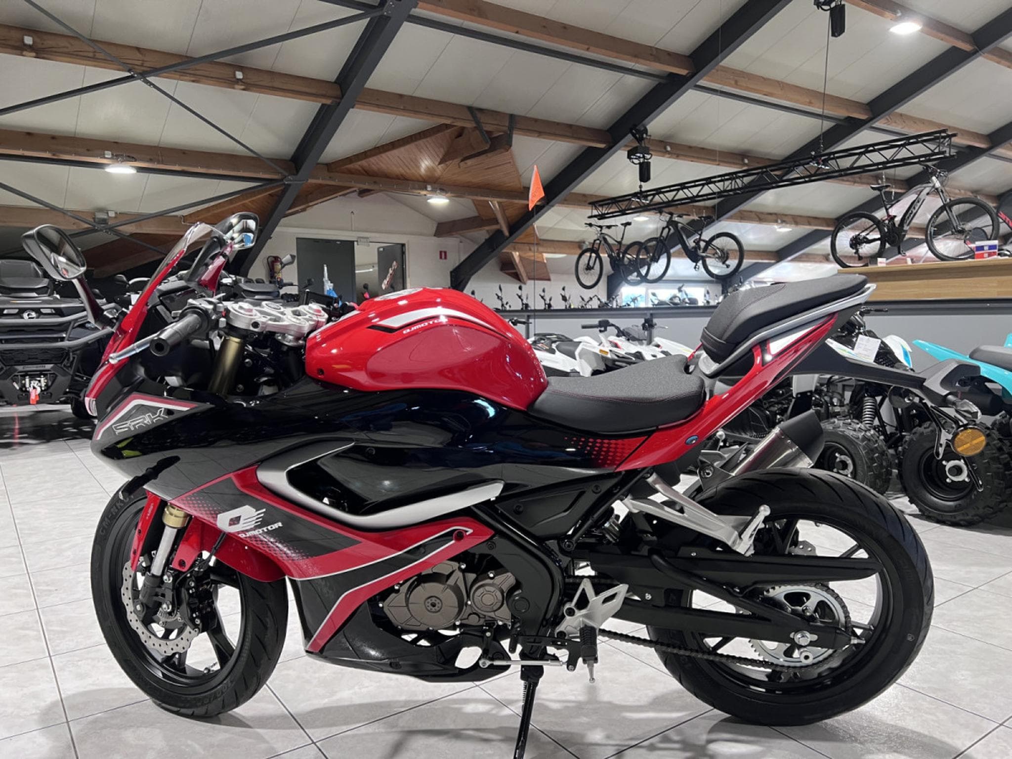 QJmotor SRK 125 R (2026) - Photo 4