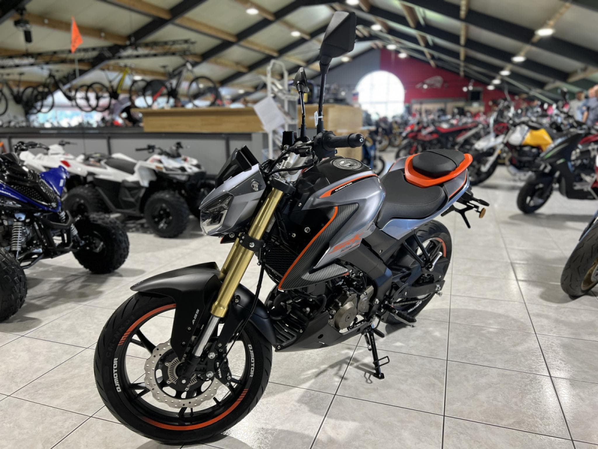 QJmotor SRK 125 S (2026) - Photo 2