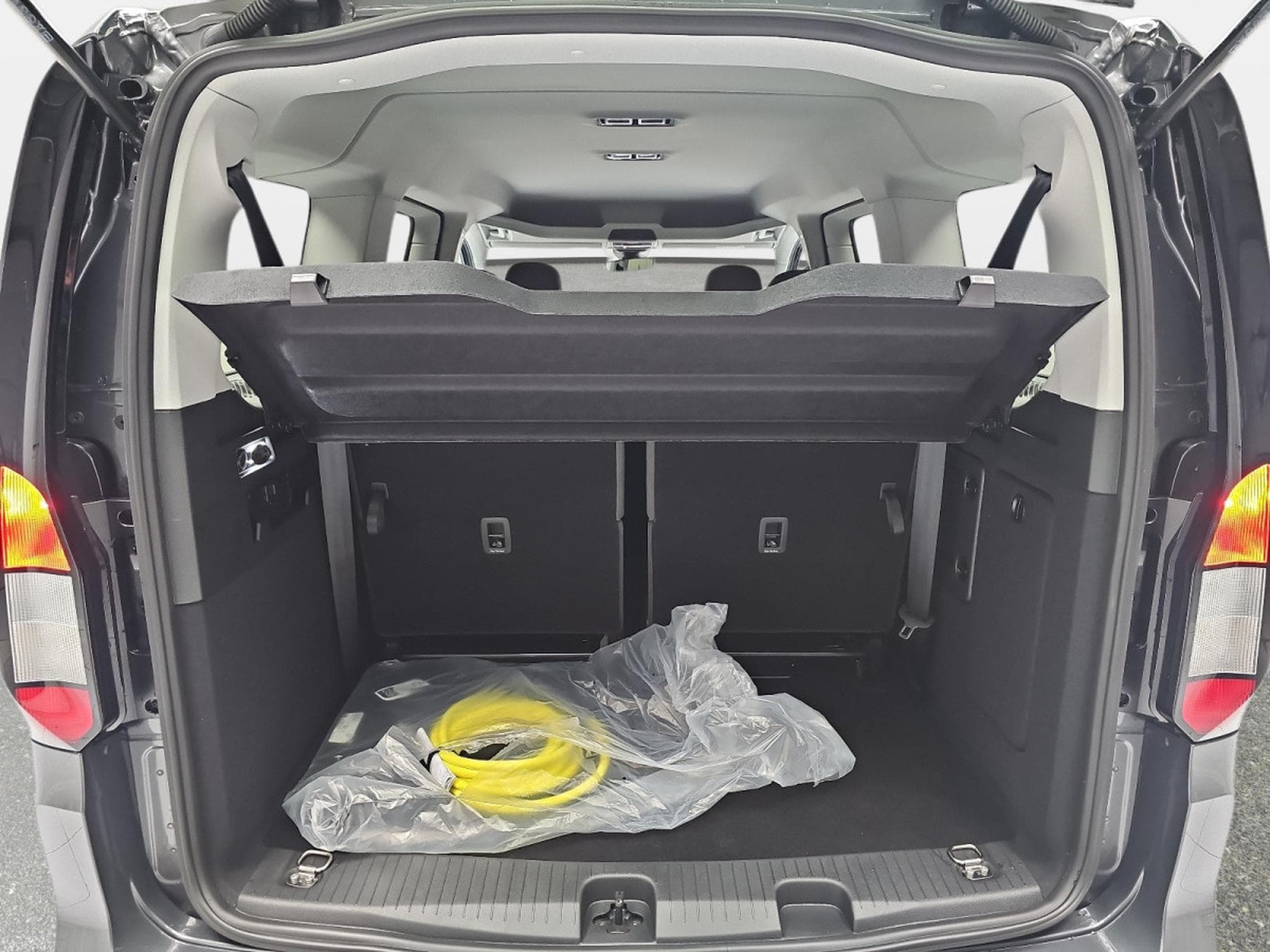 Ford Tourneo 1.5 EB PHEV Auto 150 Grand Titanium (2025) - Photo 13