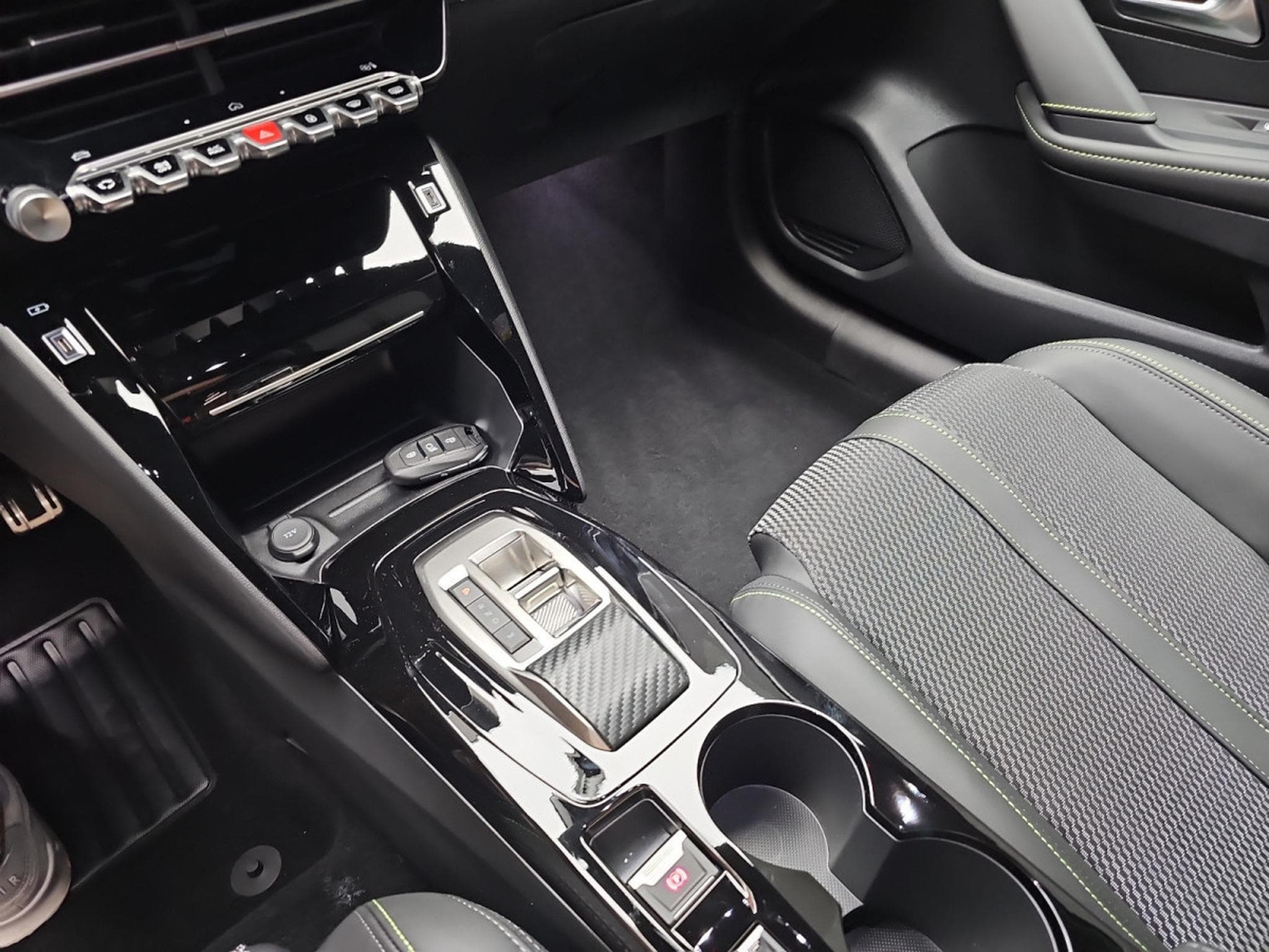 Peugeot 208 1.2 PureTech Hýbrid 110 E-DSC6 GT (2025) - Photo 13