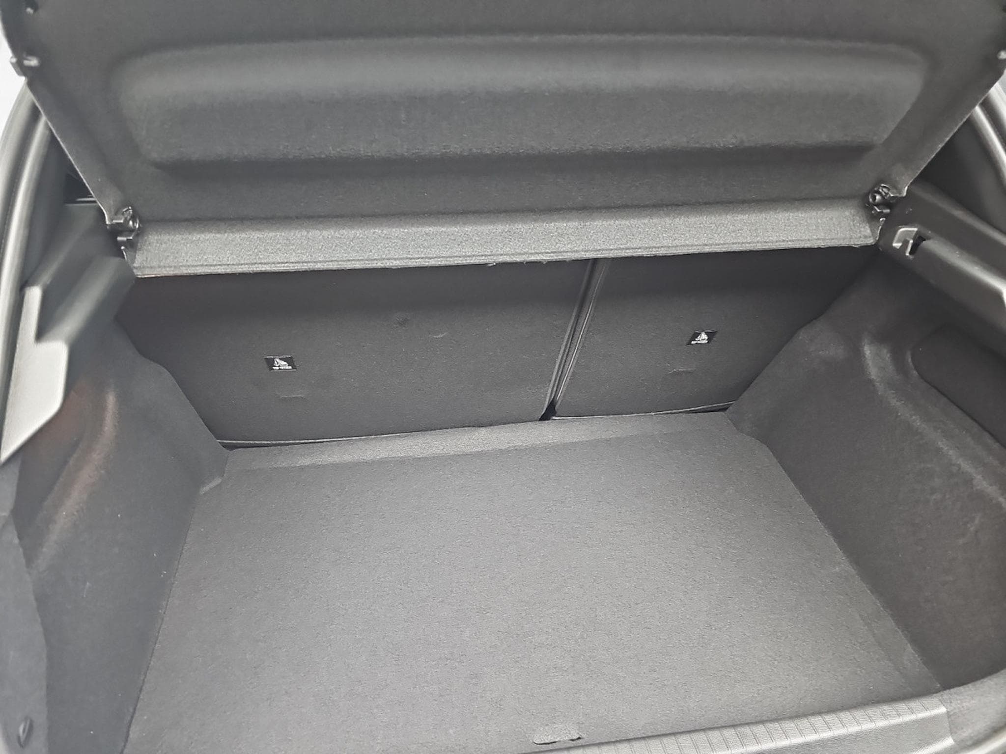 Peugeot 208 1.2 PureTech Hýbrid 110 E-DSC6 GT (2025) - Photo 15