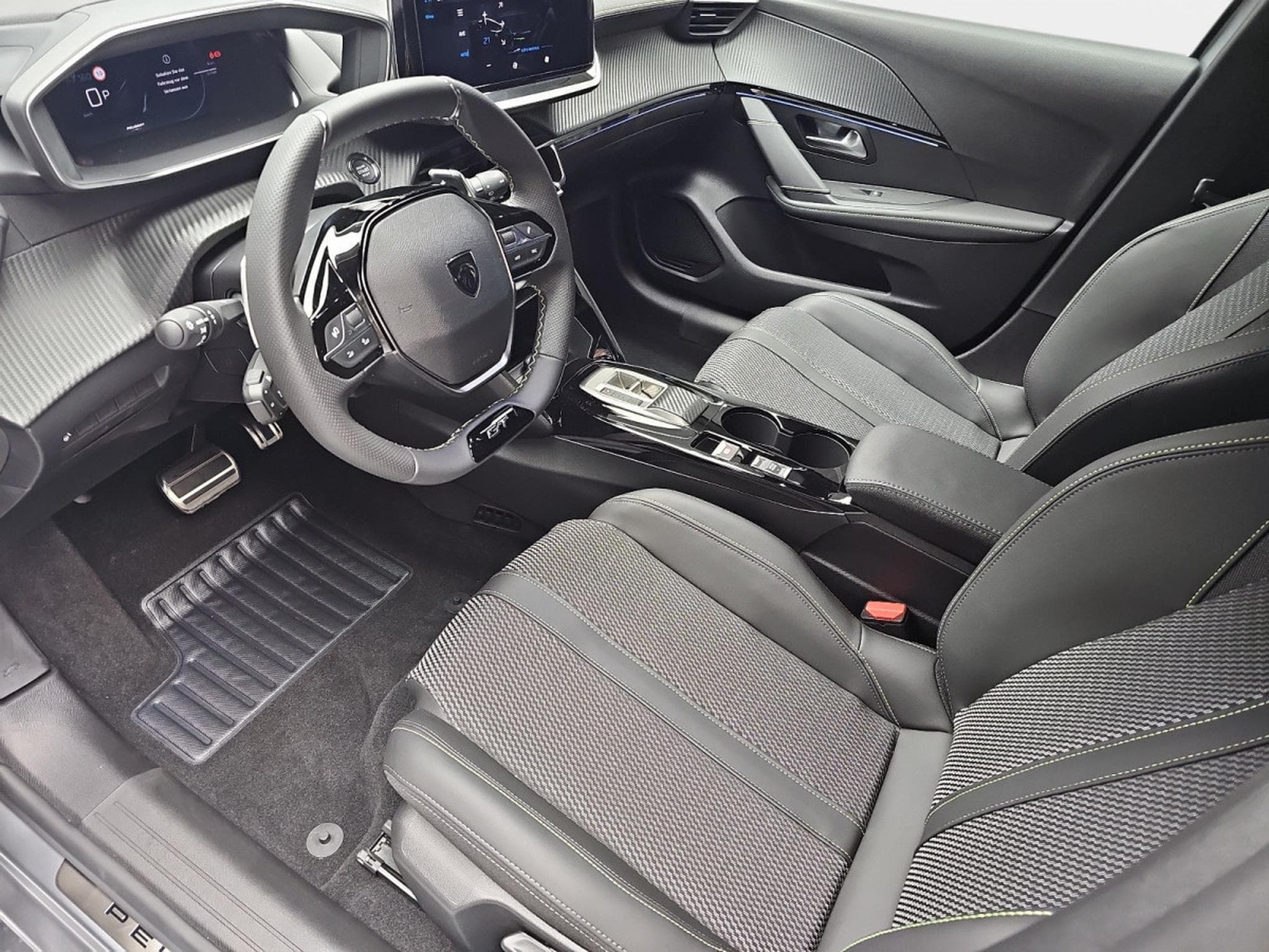 Peugeot 208 1.2 PureTech Hýbrid 110 E-DSC6 GT (2025) - Photo 17