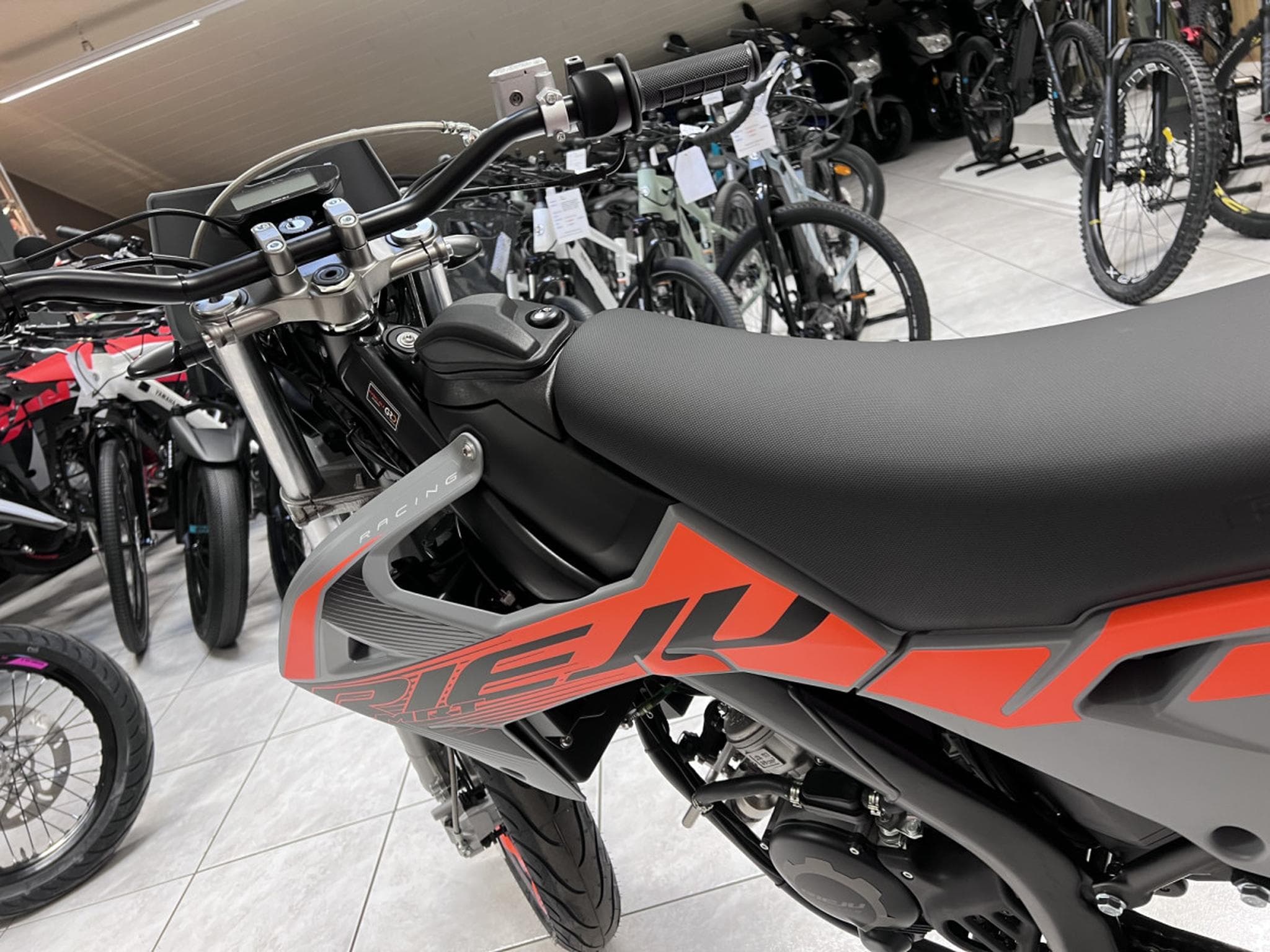 Rieju MRT 50 SM Grey (2026) - Photo 6