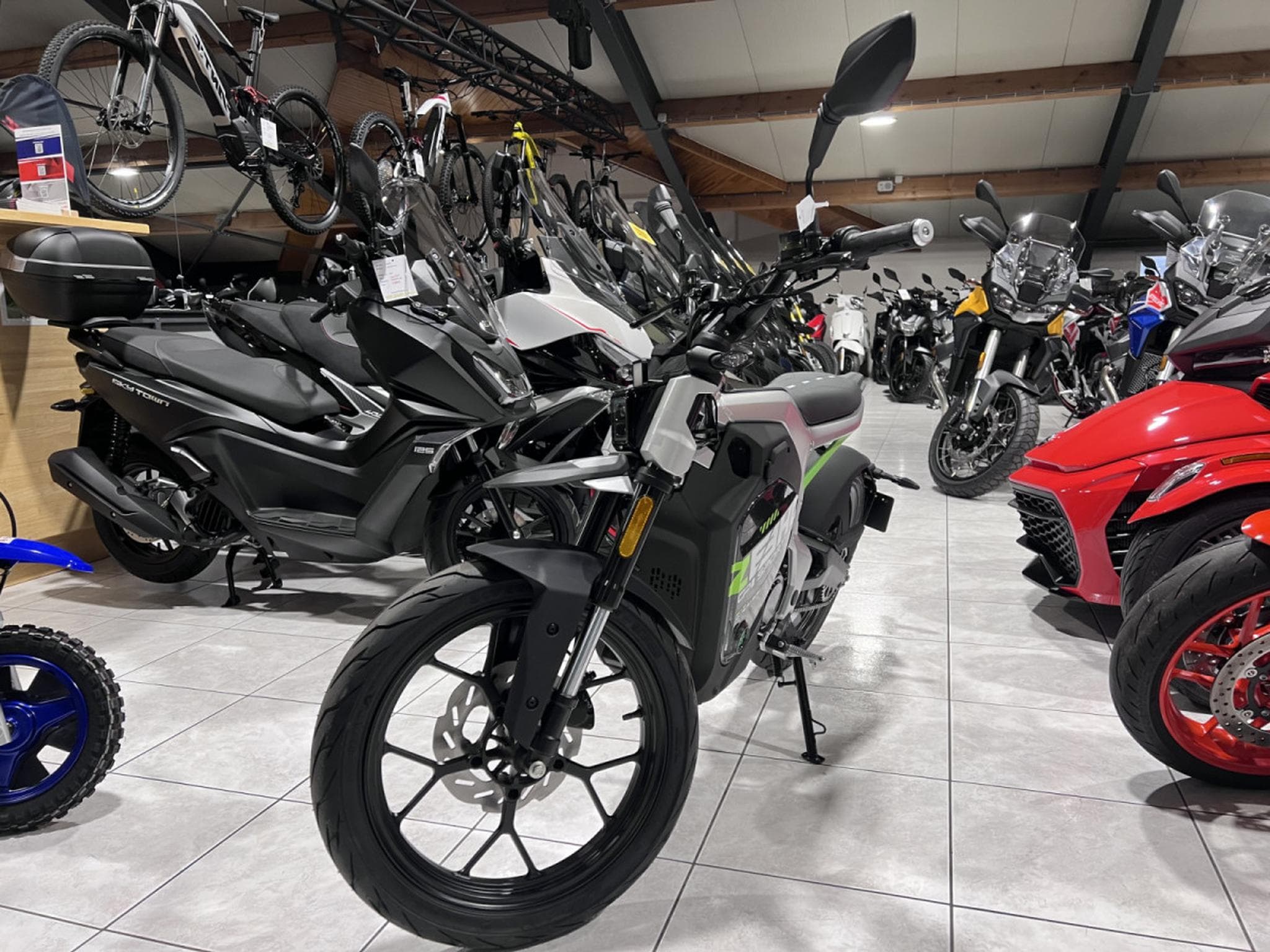 Zeeho C!ty Sport 3500 W ROAD autonomie  74 km  homologuée 45 Km/h. (2026) - Photo 2