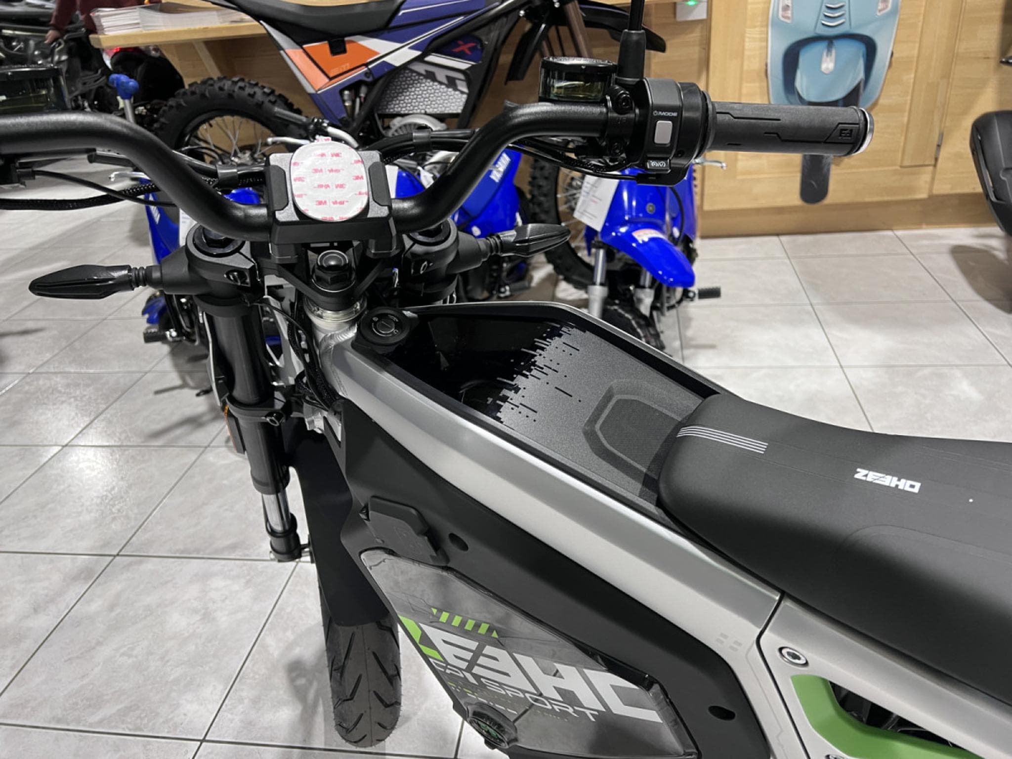 Zeeho C!ty Sport 3500 W ROAD autonomie  74 km  homologuée 45 Km/h. (2026) - Photo 6