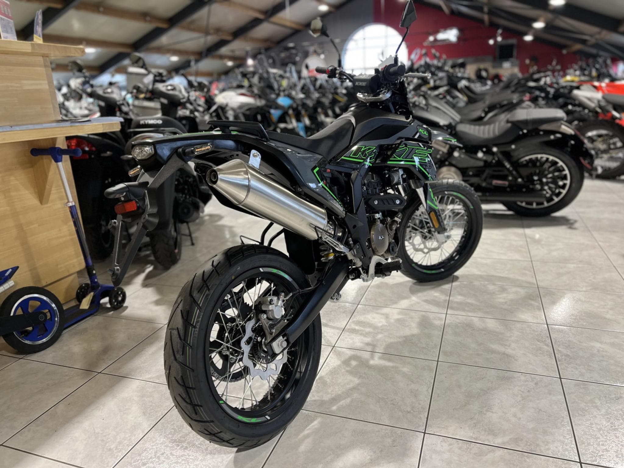 KL Motorcycle KXE Motard 125 SM ABS (2026) - Photo 3