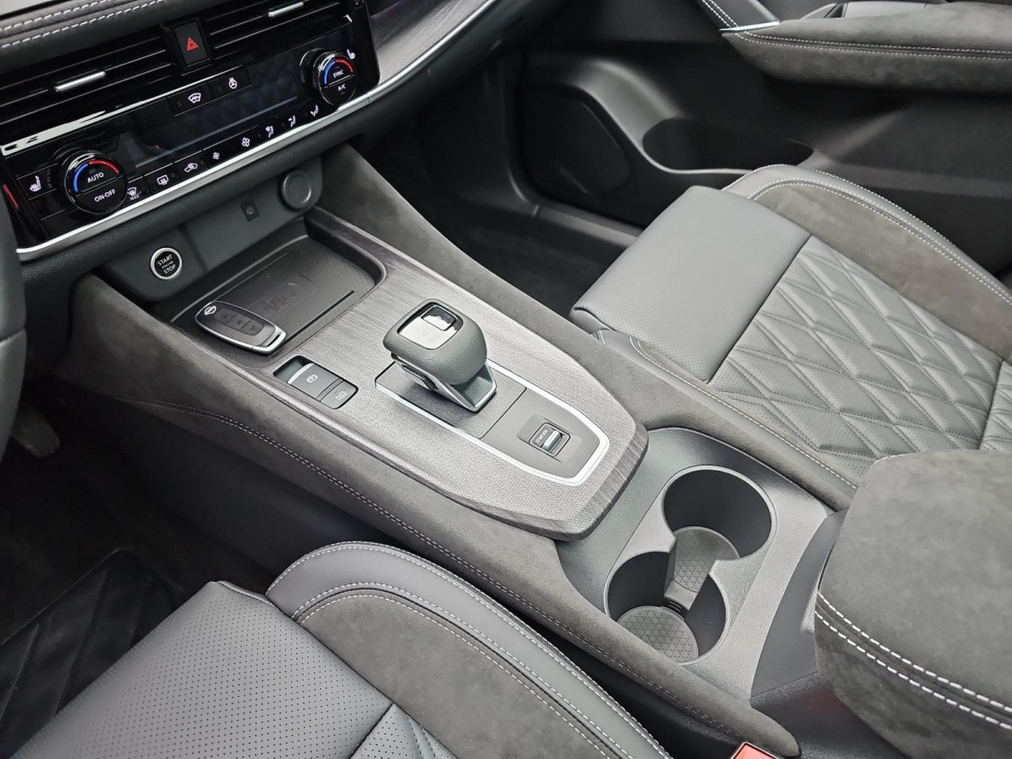 Nissan Qashqai 1.3 DIG-T MHEV 158 X-tronicTekna + (2025) - Photo 11