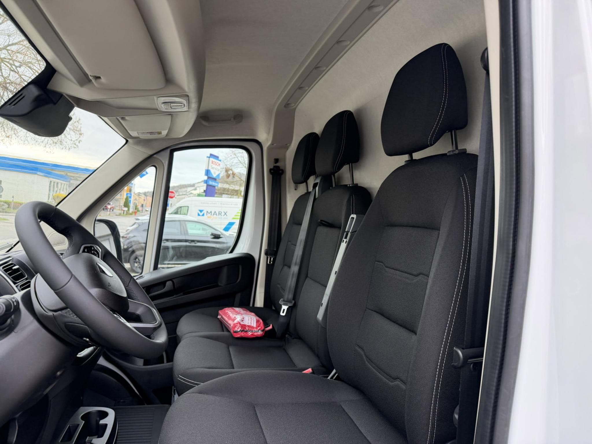 Peugeot Boxer 2.2 BlueHDI EAT8 190 L4H3 335 (2026) - Foto 23