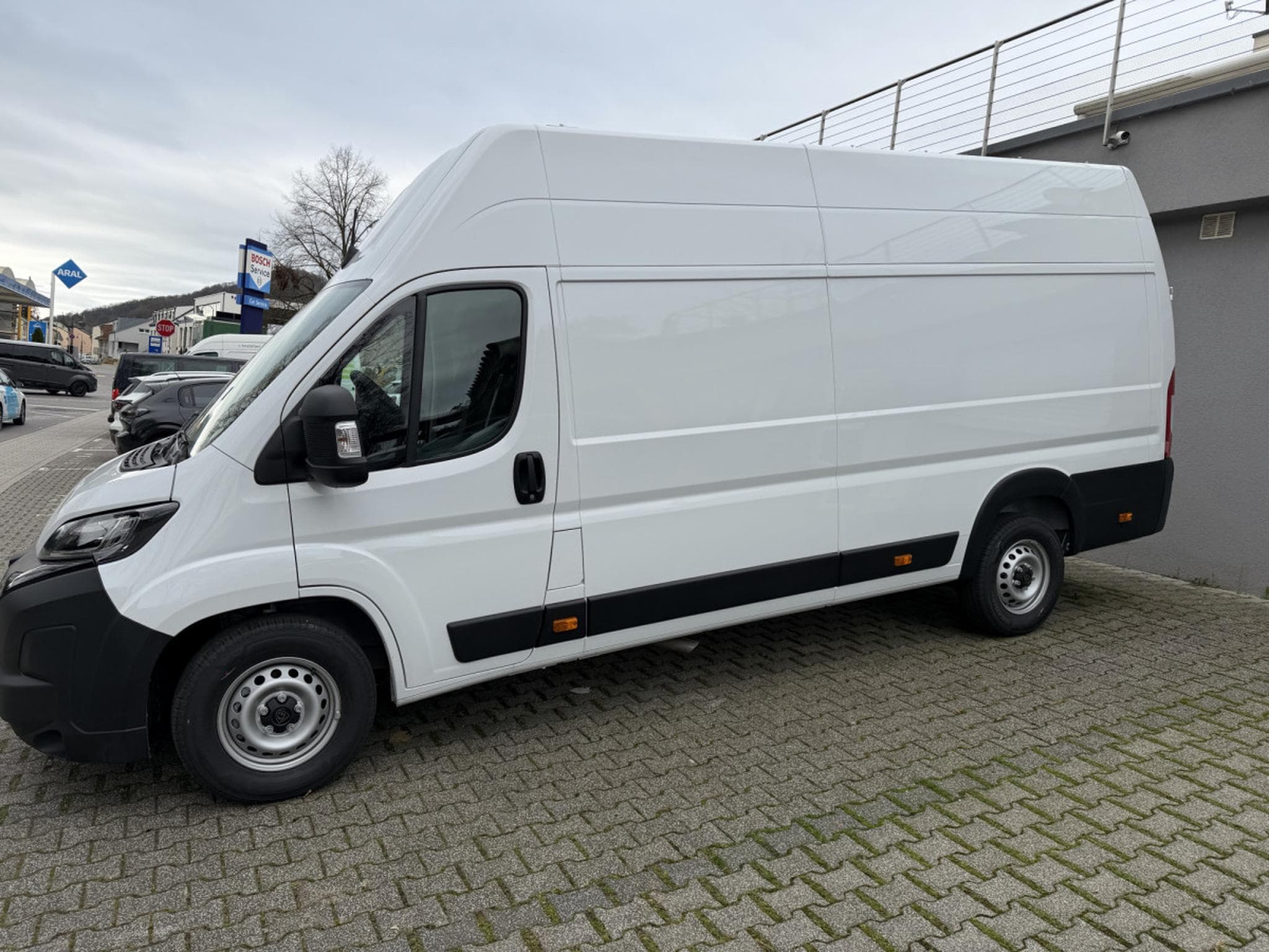 Peugeot Boxer 2.2 BlueHDI EAT8 190 L4H3 335 (2026) - Foto 3