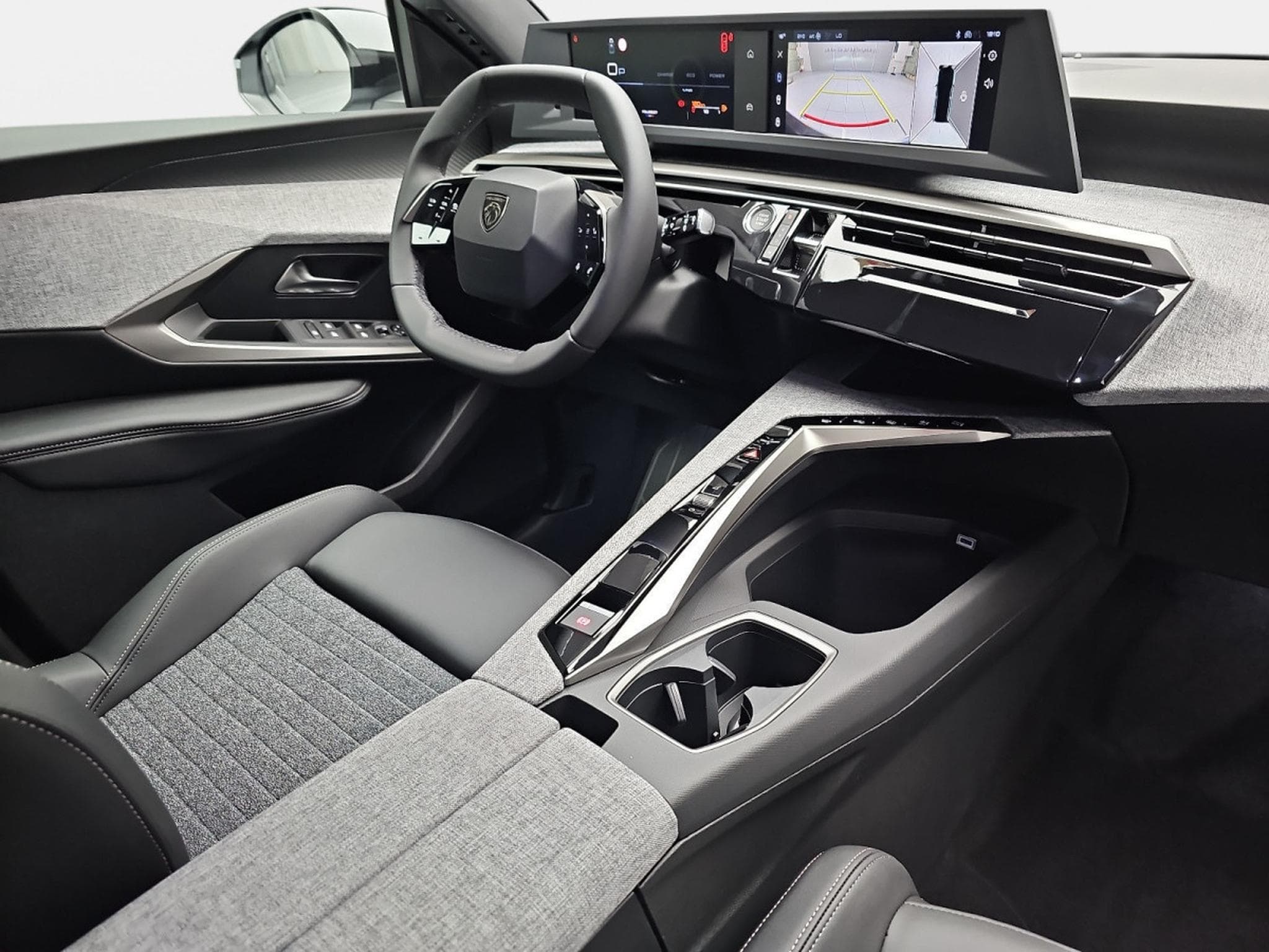 Peugeot 5008 1.2 PureTech 146 e-DSC6 ALLURE (2025) - Photo 15