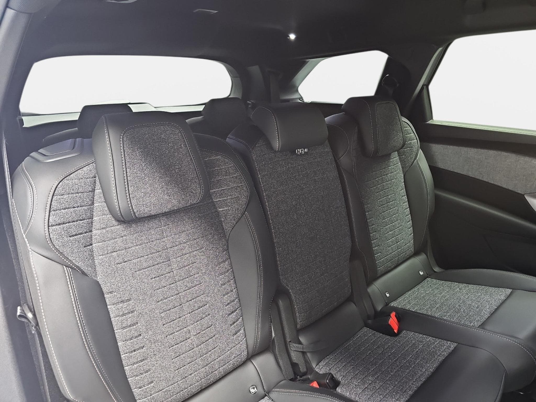 Peugeot 5008 1.2 PureTech 146 e-DSC6 ALLURE (2025) - Photo 16