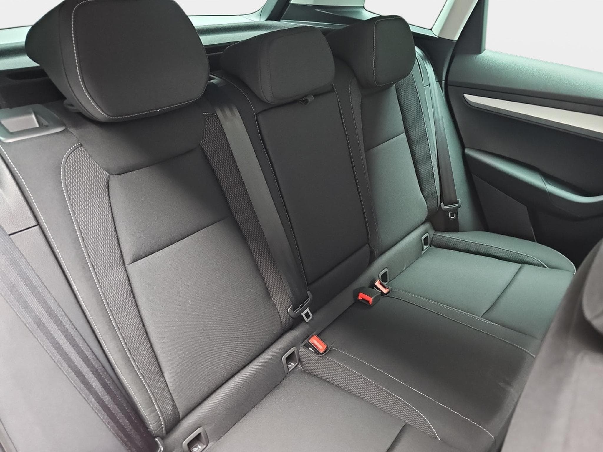 Skoda Karoq 1.5 TSi DSG 150 130 Anniversary (2025) - Photo 17