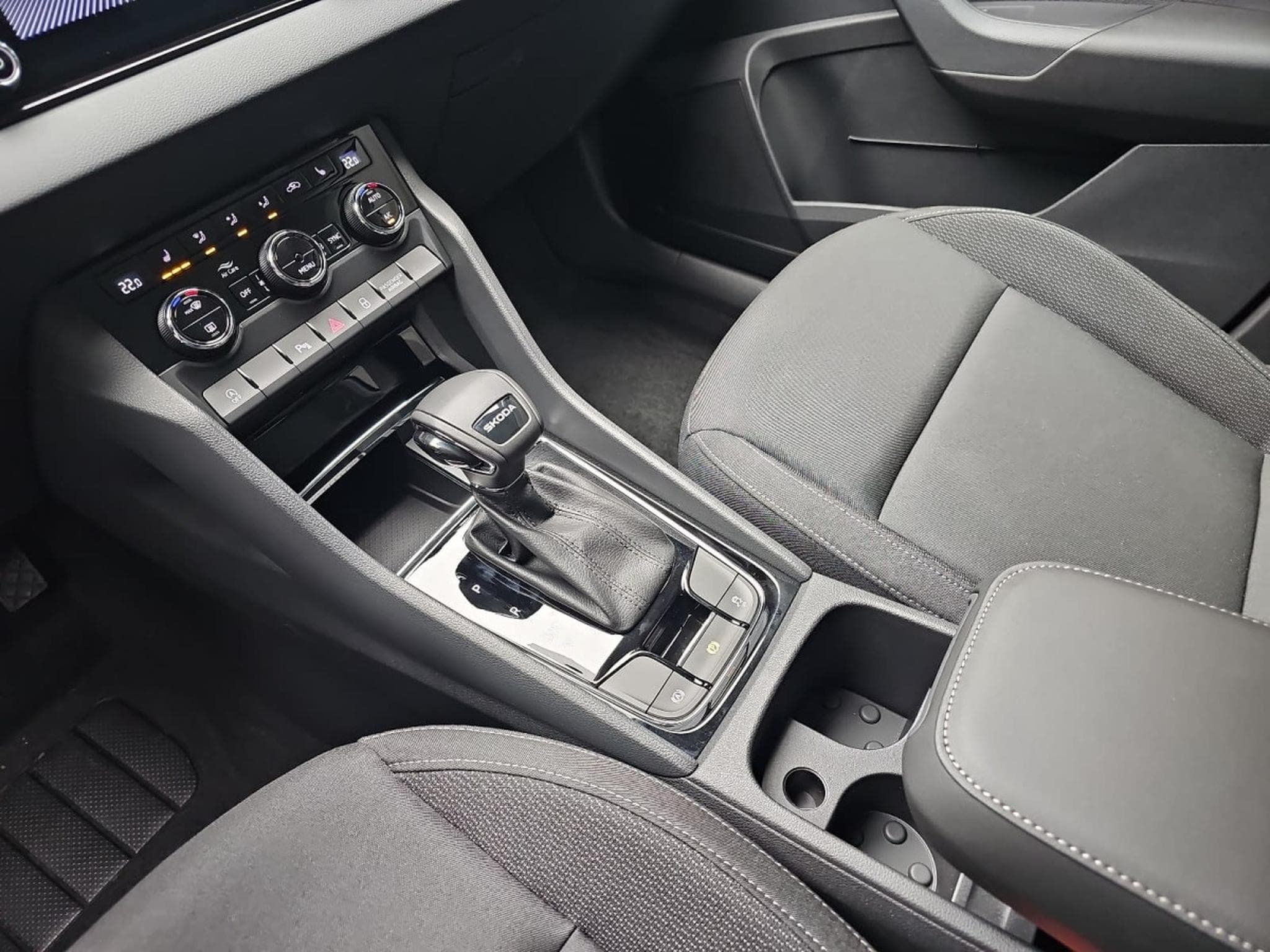 Skoda Karoq 1.5 TSi DSG 150 130 Anniversary (2026) - Photo 11