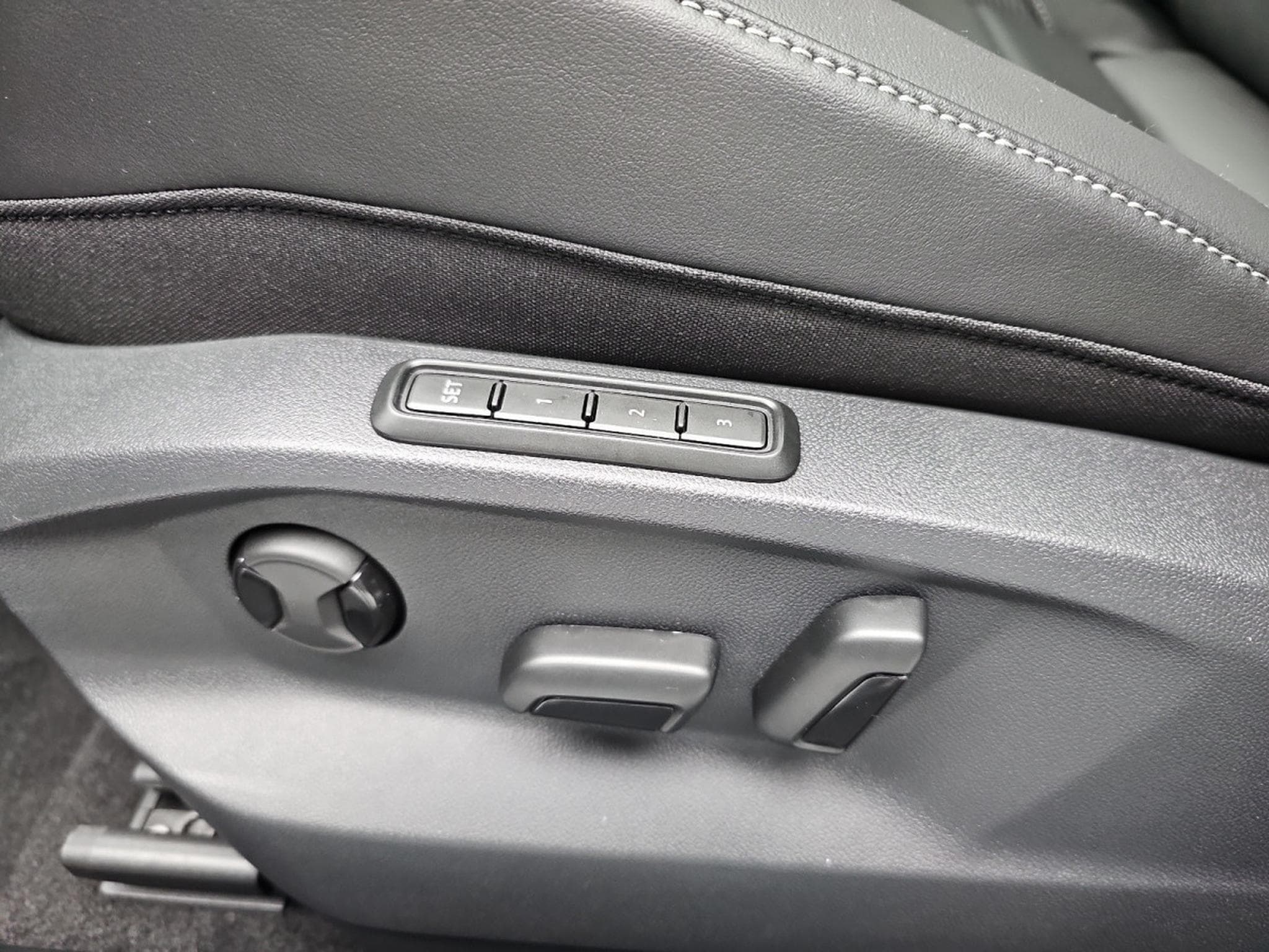 VW T-Roc 2.0 TDi DSG 150 R-Line (2025) - Photo 16