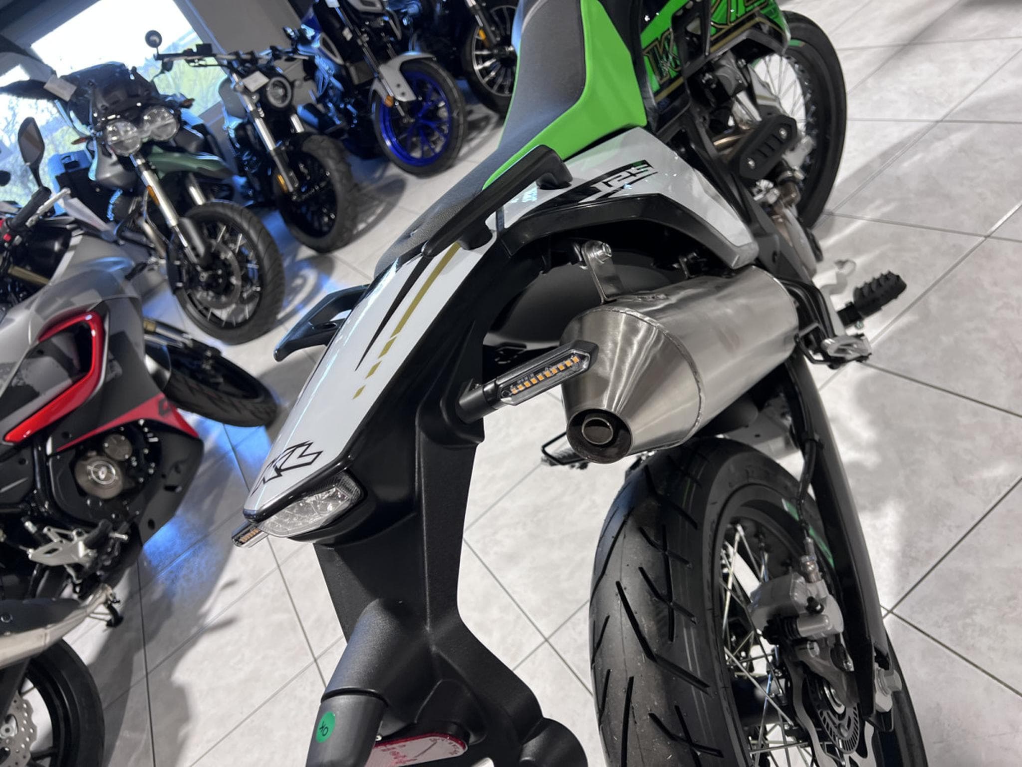 KL Motorcycle KXE Motard 125 SM ABS (2026) - Photo 5