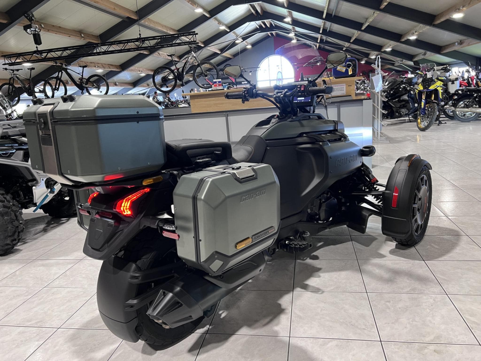 BRP Can-Am Canyon MY25 REDROCK (2026) - Photo 4