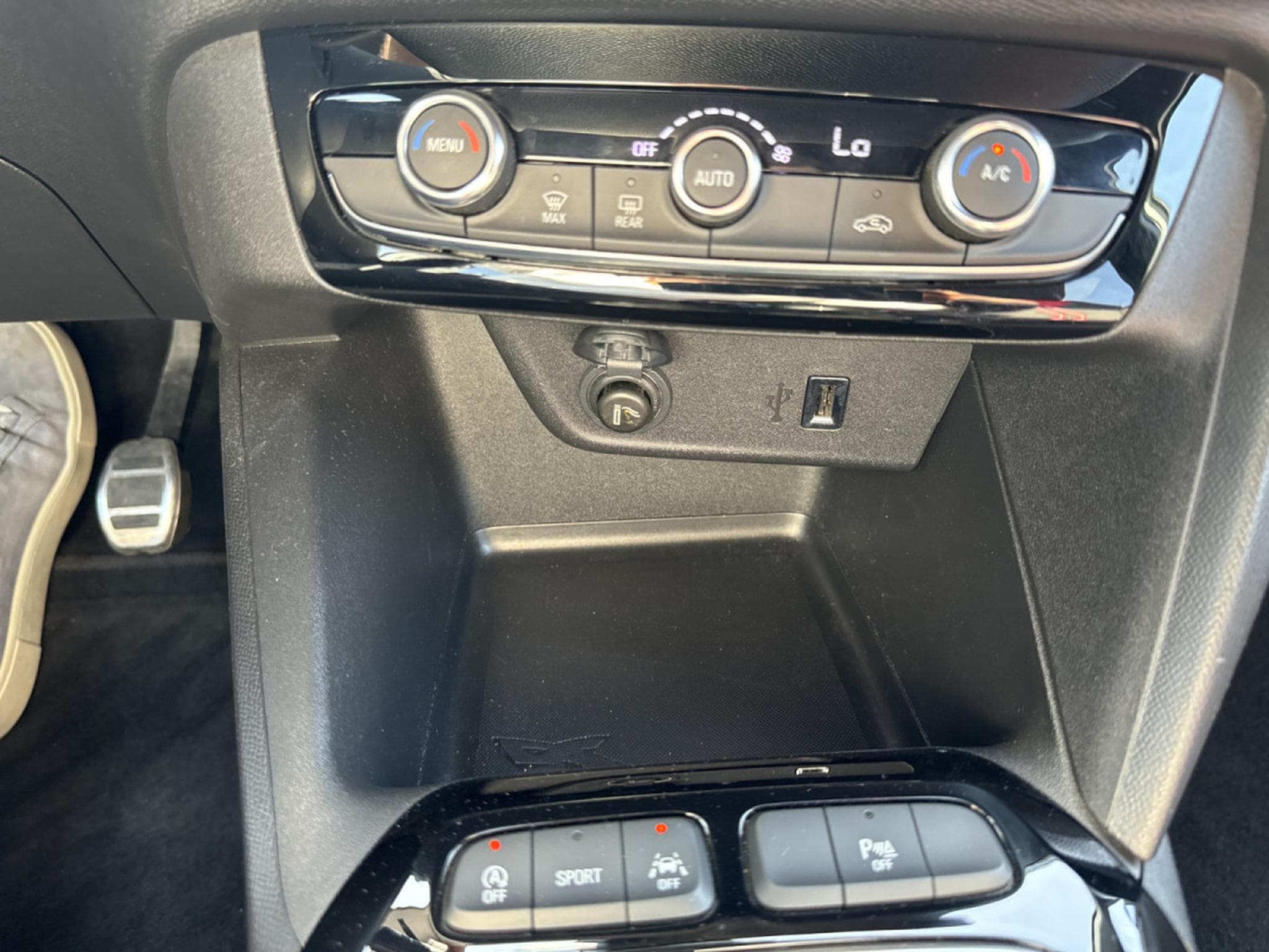 Opel Corsa GS 1.5 TURBO D MT6 102CV (2023) - Photo 18