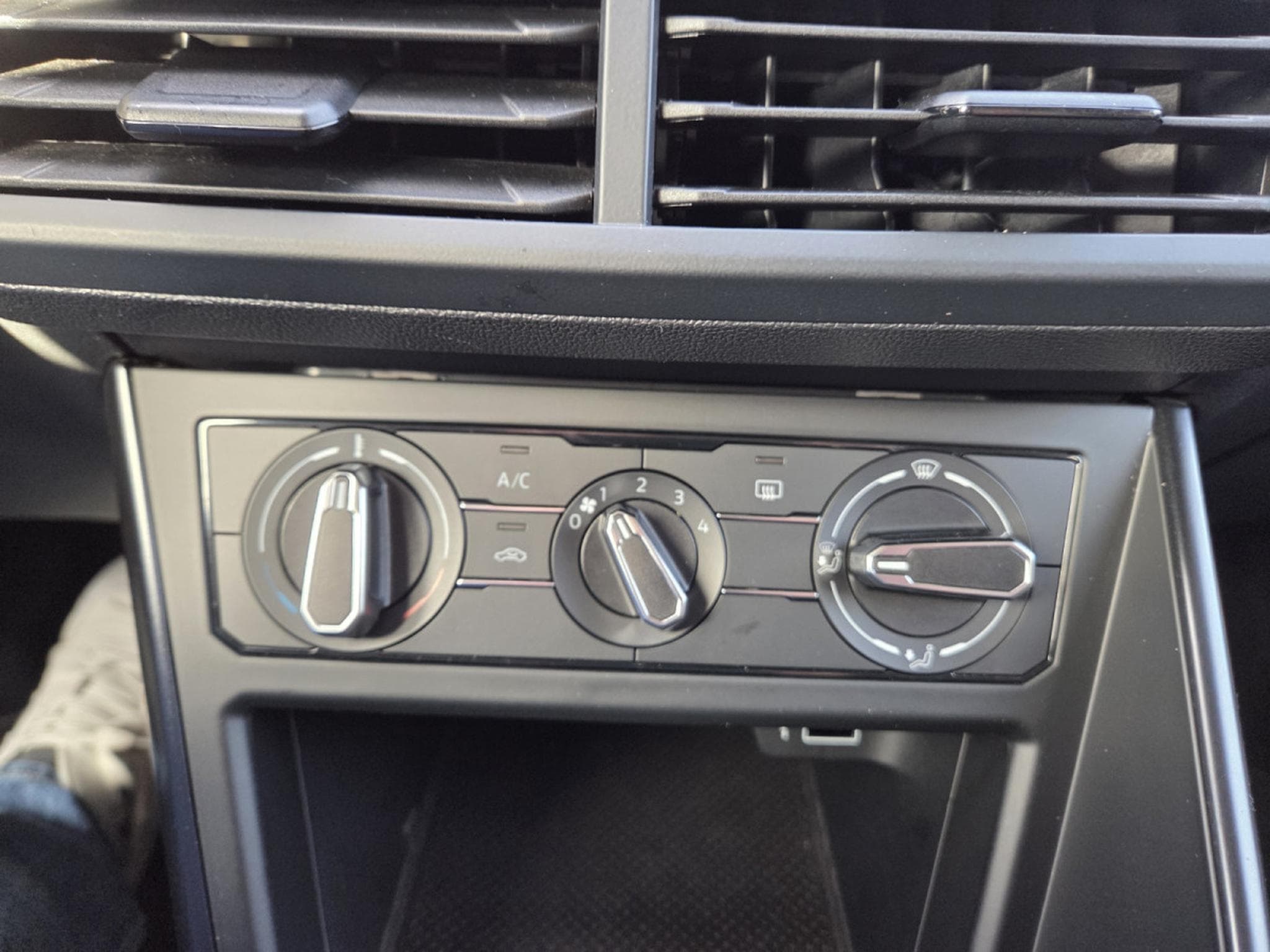 VW Polo 1.0 TRENDLINE 65CV (2018) - Foto 17