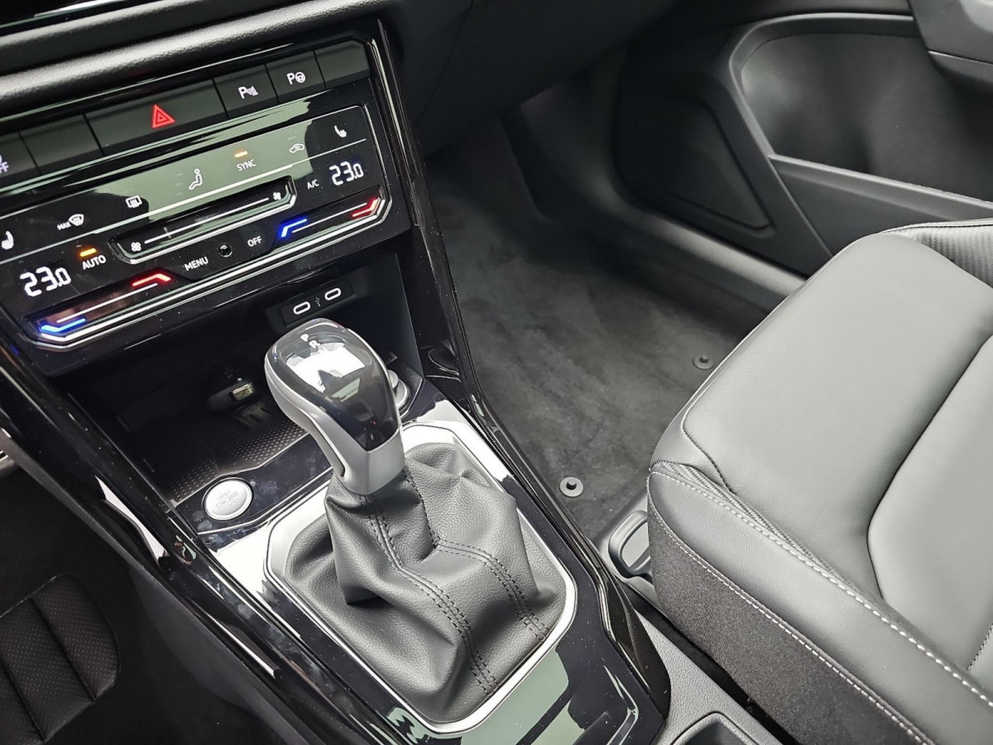 VW T-Roc 2.0 TDi DSG 150 R-Line (2025) - Photo 11