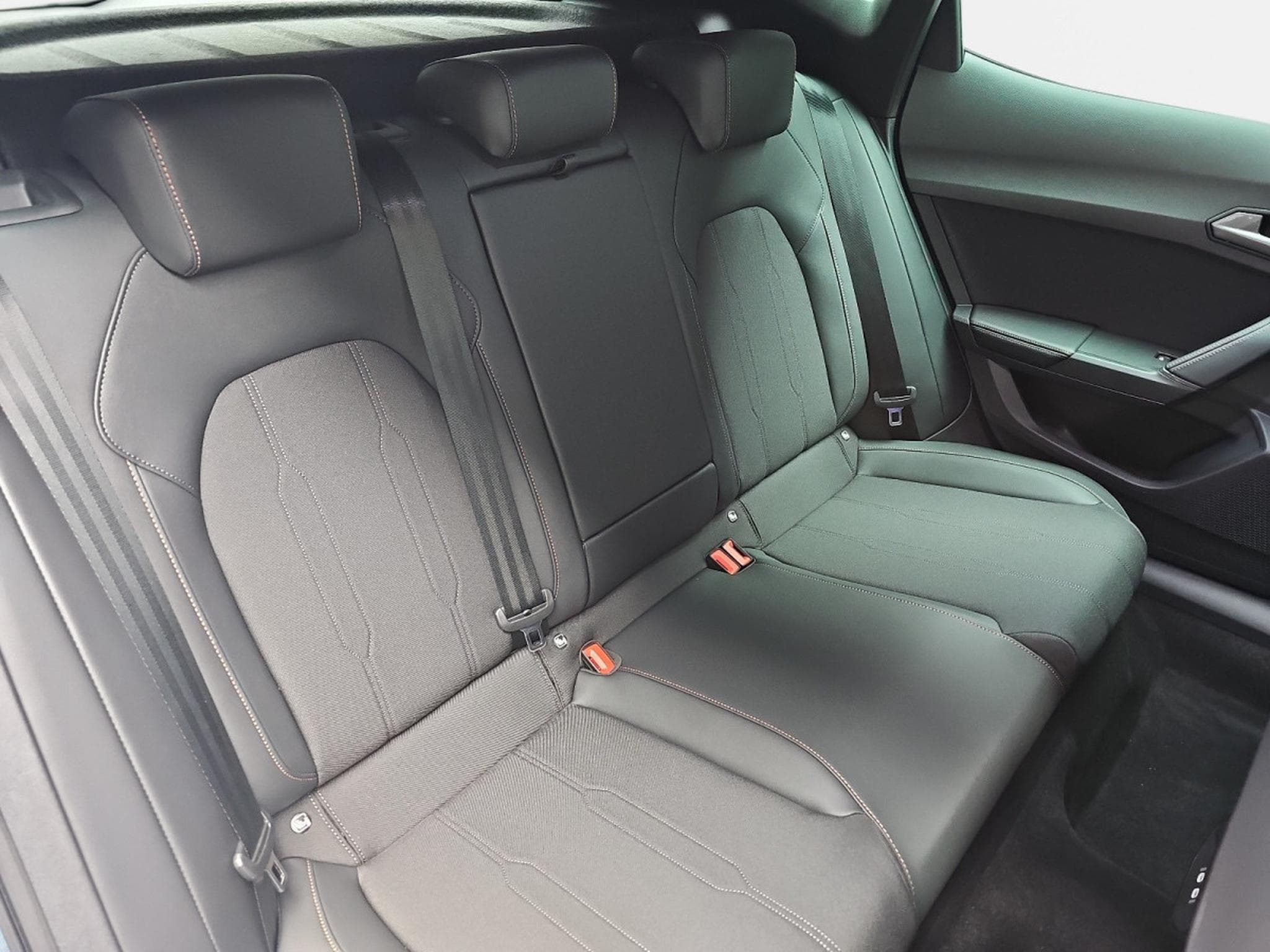 Cupra Formentor 1.5 eTSi DSG 150 (2026) - Photo 17