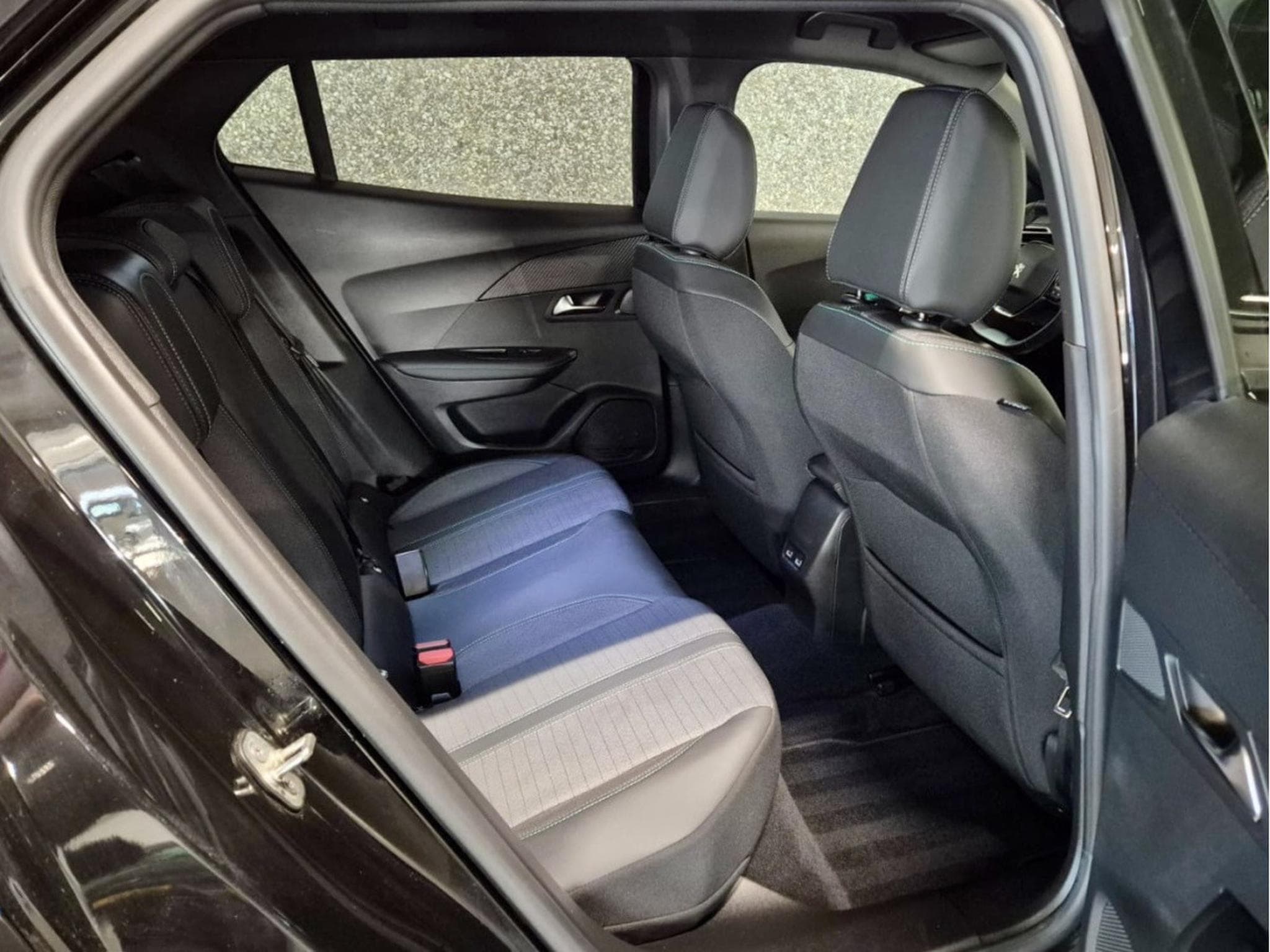 Peugeot 2008 1.5 BLUEHDI 130 ALLURE CUIR NAVI (2023) - Photo 5