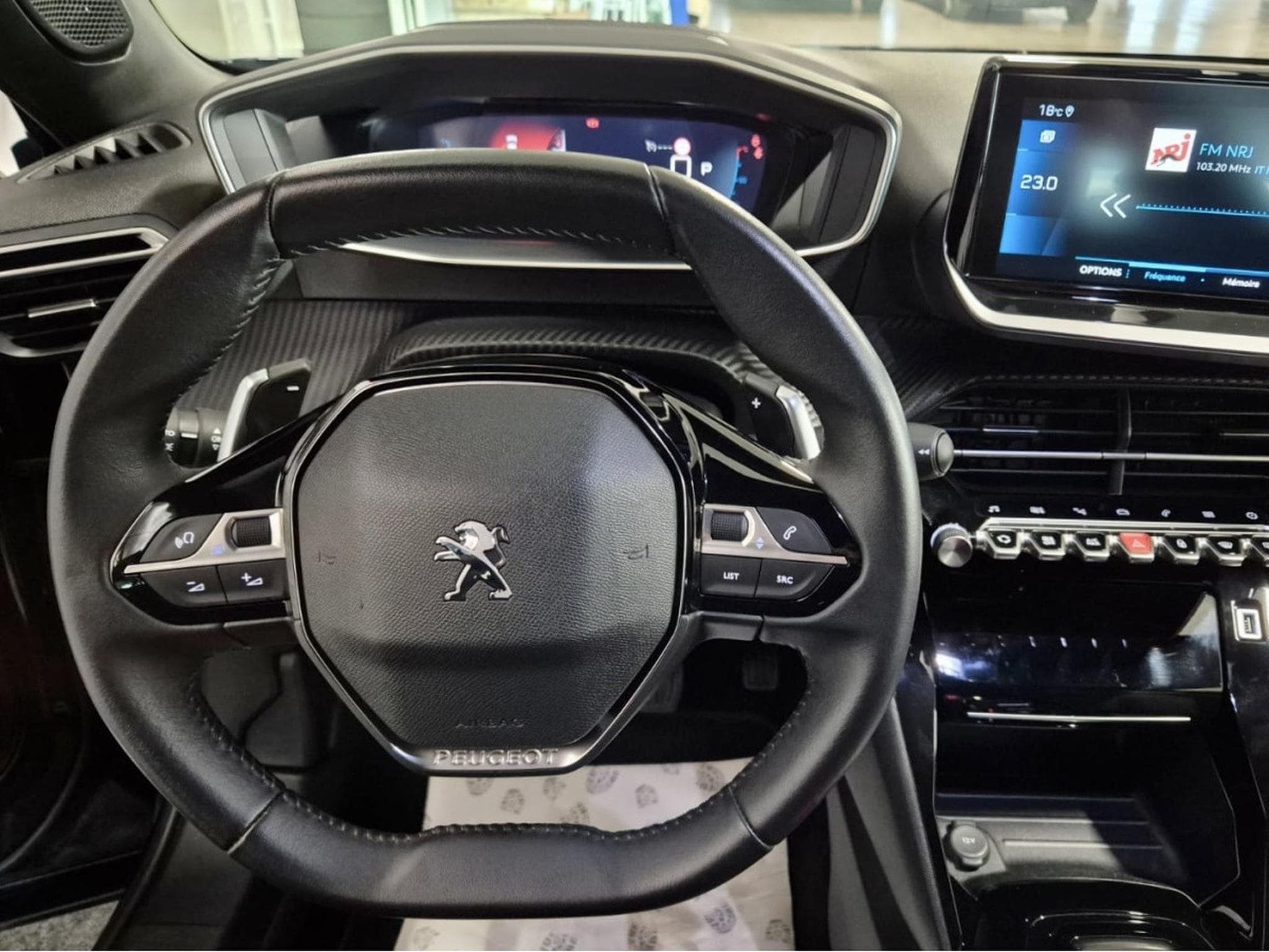 Peugeot 2008 1.5 BLUEHDI 130 ALLURE CUIR NAVI (2023) - Photo 8