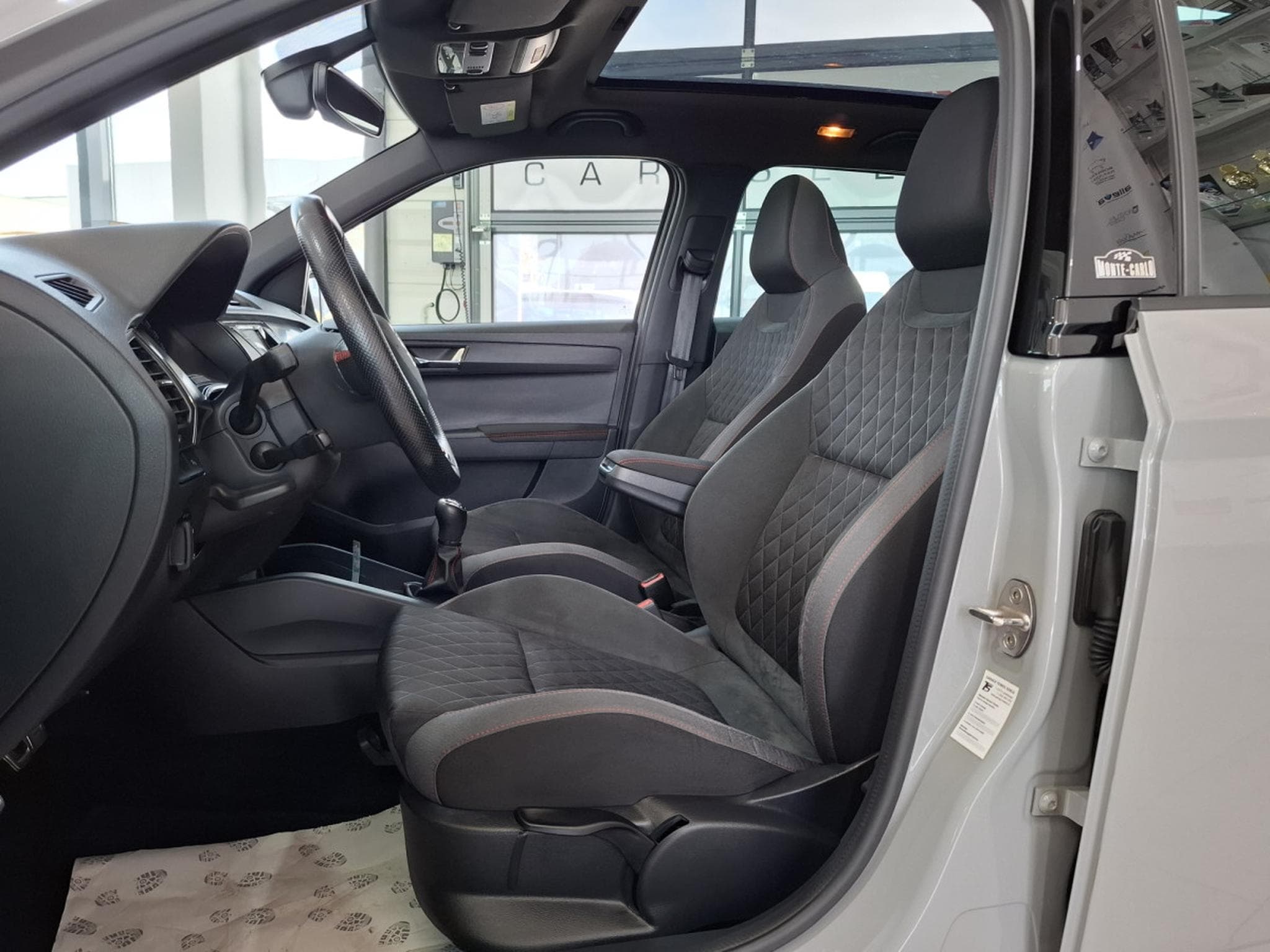 Skoda Fabia 1.0 TSI  MONTE CARLO, LED, CAMERA, PANORAMIQUE, ALU 17'',NAV (2019) - Photo 5