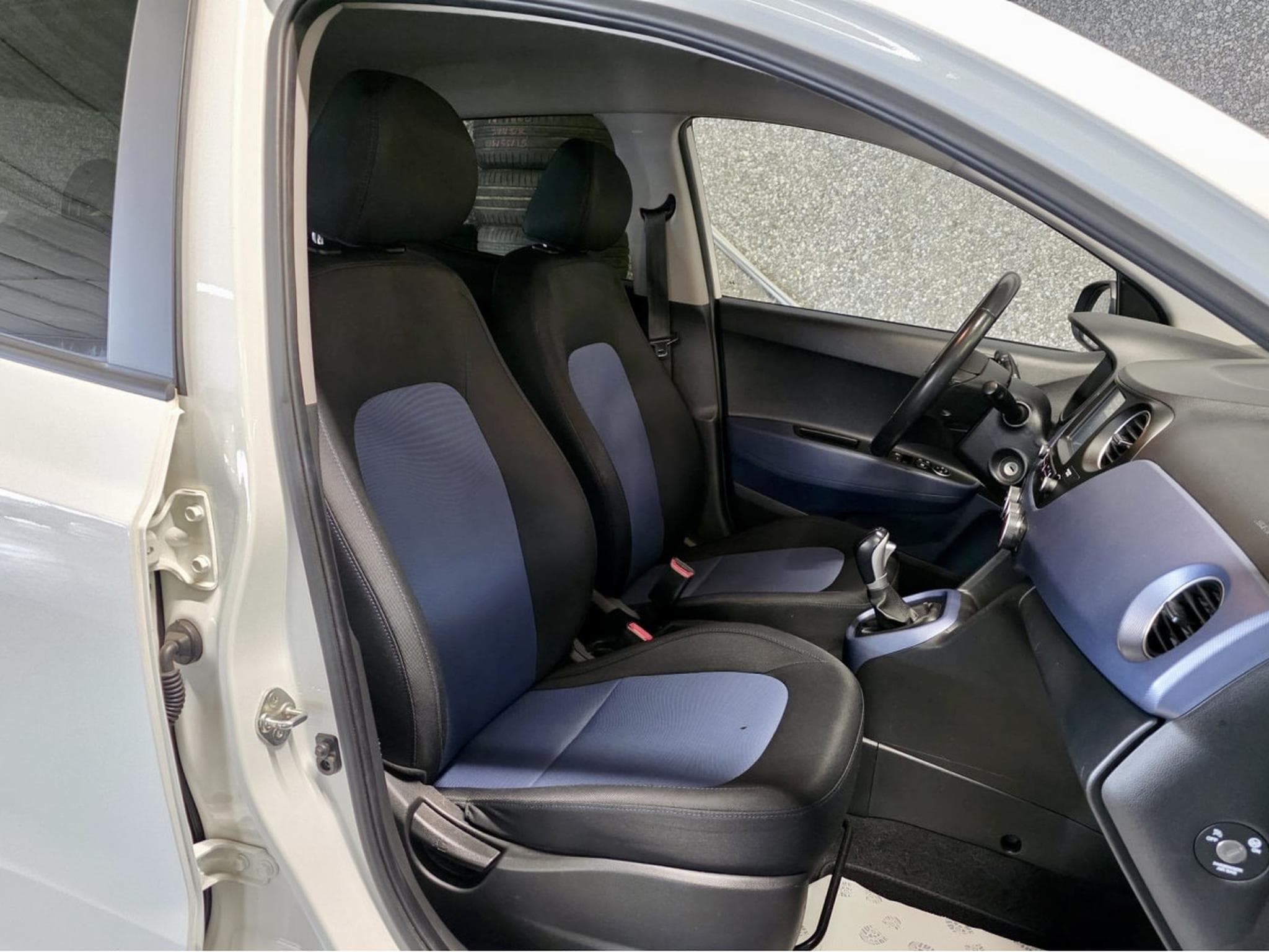 Hyundai i10 1.0 AUTO CLIM NAVI (2019) - Photo 4