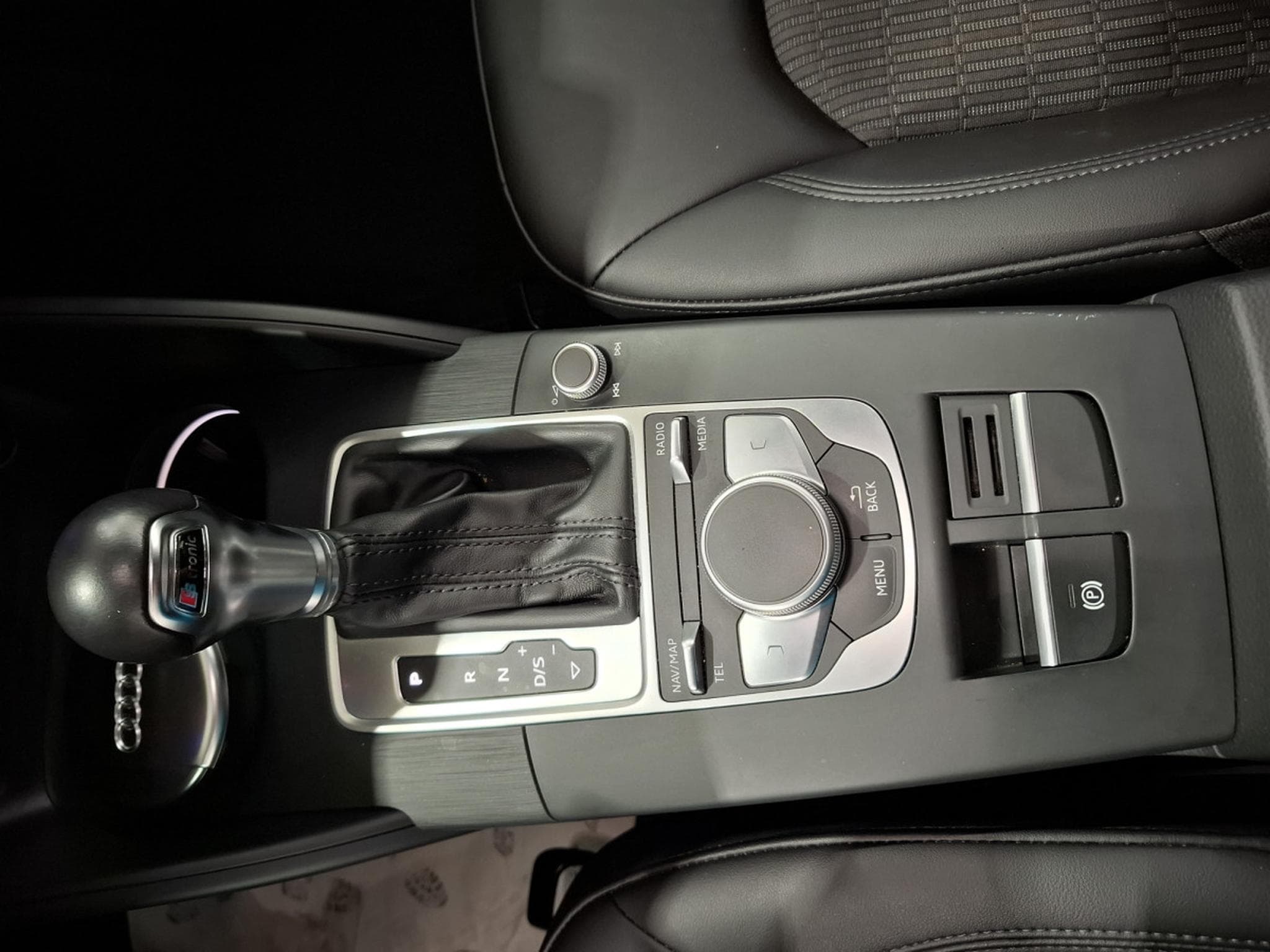 Audi A3 30 TFSI 116 SPORTBACK S-TRONIC DESIGN, CUIR, NAVI, XENON, LE (2017) - Photo 13