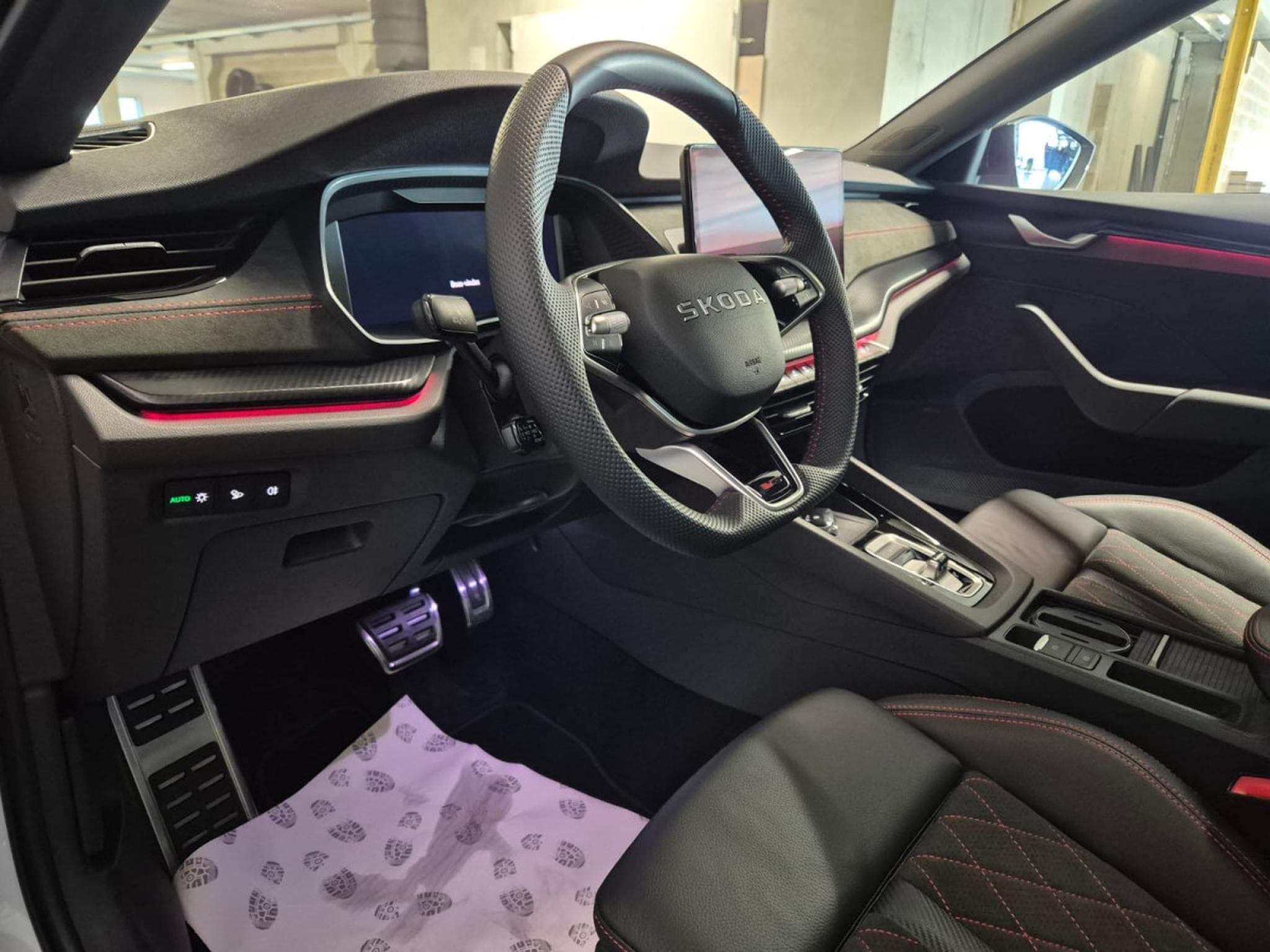 Skoda Octavia COMBI 2.0 TSI 265 RS DSG CANTON PANO CUIR NAVI (2026) - Photo 16